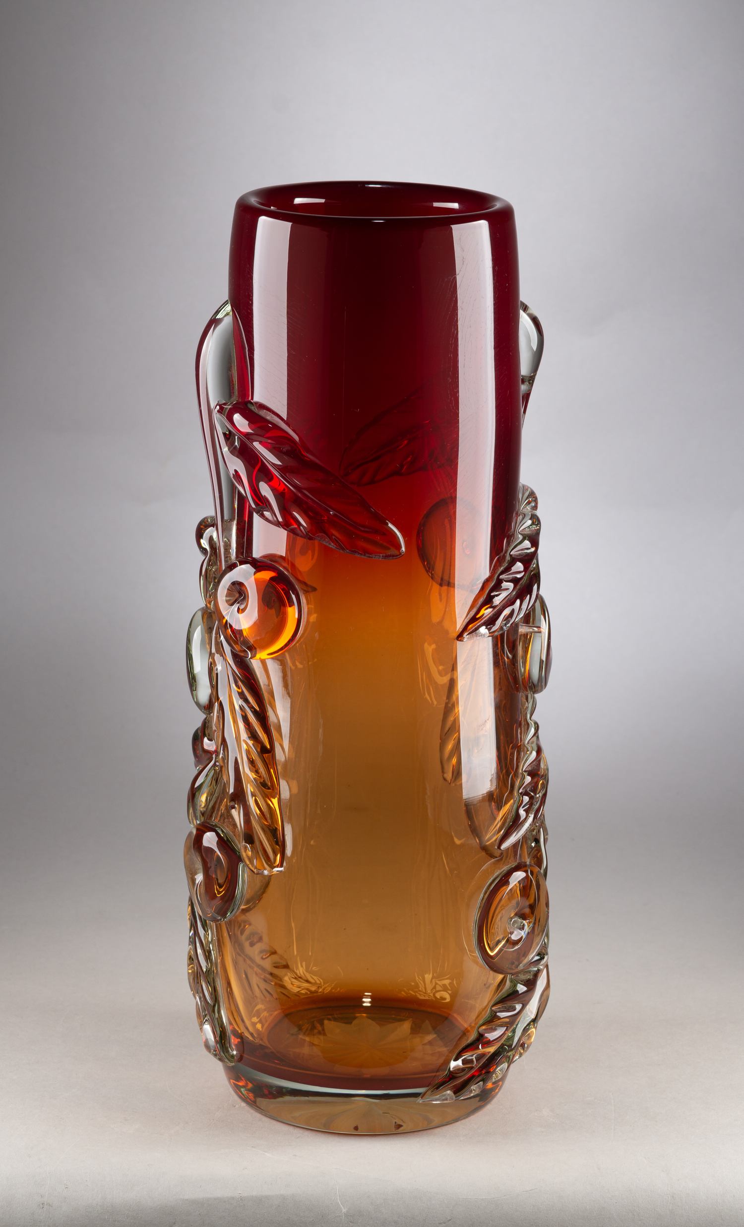 Ваза «Бабушкин сад». СССР, Первомайский стекольный завод, автор Н. П. Курьянова, вторая половина XX века.