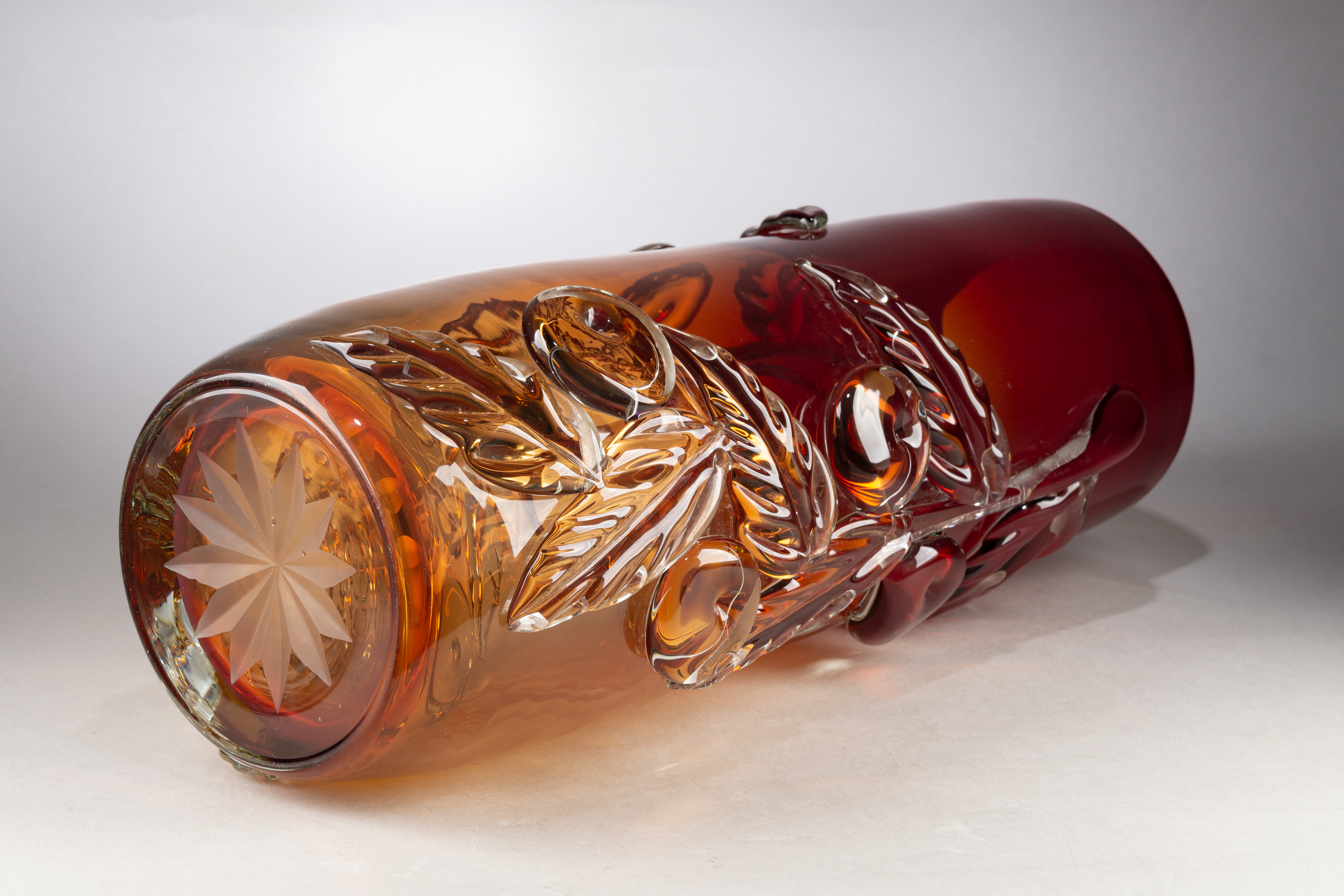 Ваза «Бабушкин сад». СССР, Первомайский стекольный завод, автор Н. П. Курьянова, вторая половина XX века.