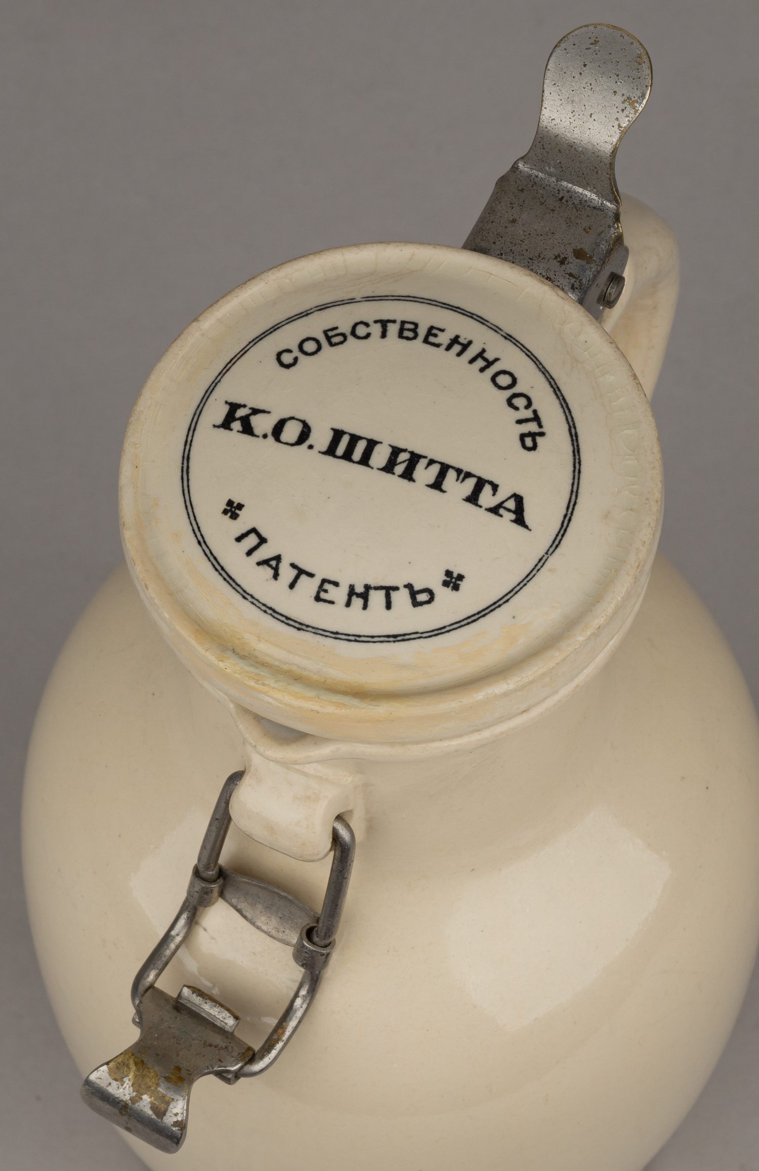 (Каждый в кабачок спешит с названием «Корнелий Шитт»). Кувшин для вина Поставщика двора Его Императорского Величества фирмы «К.О. Шиттъ». <br>Германия, Метлах, мануфактура «Villeroy & Boch» (?) для Поставщика двора Его Императорского Величества «К.О. Шиттъ», начало ХХ века.