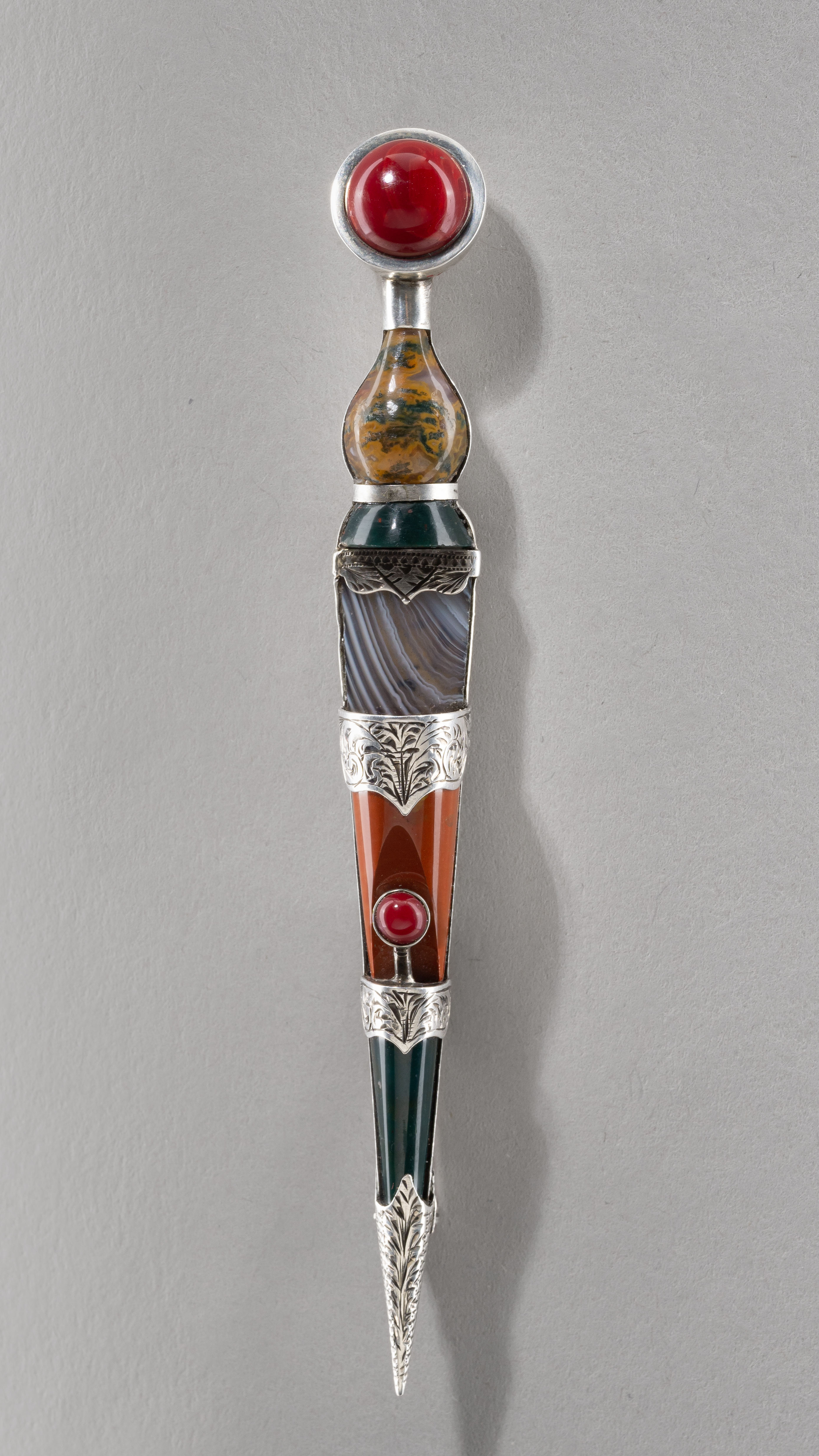 (Любимый художник императорской семьи) Брошь камнерезная в виде кинжала. Россия, Москва, Пяновский Леонид Адамович, 1908-1917 гг.