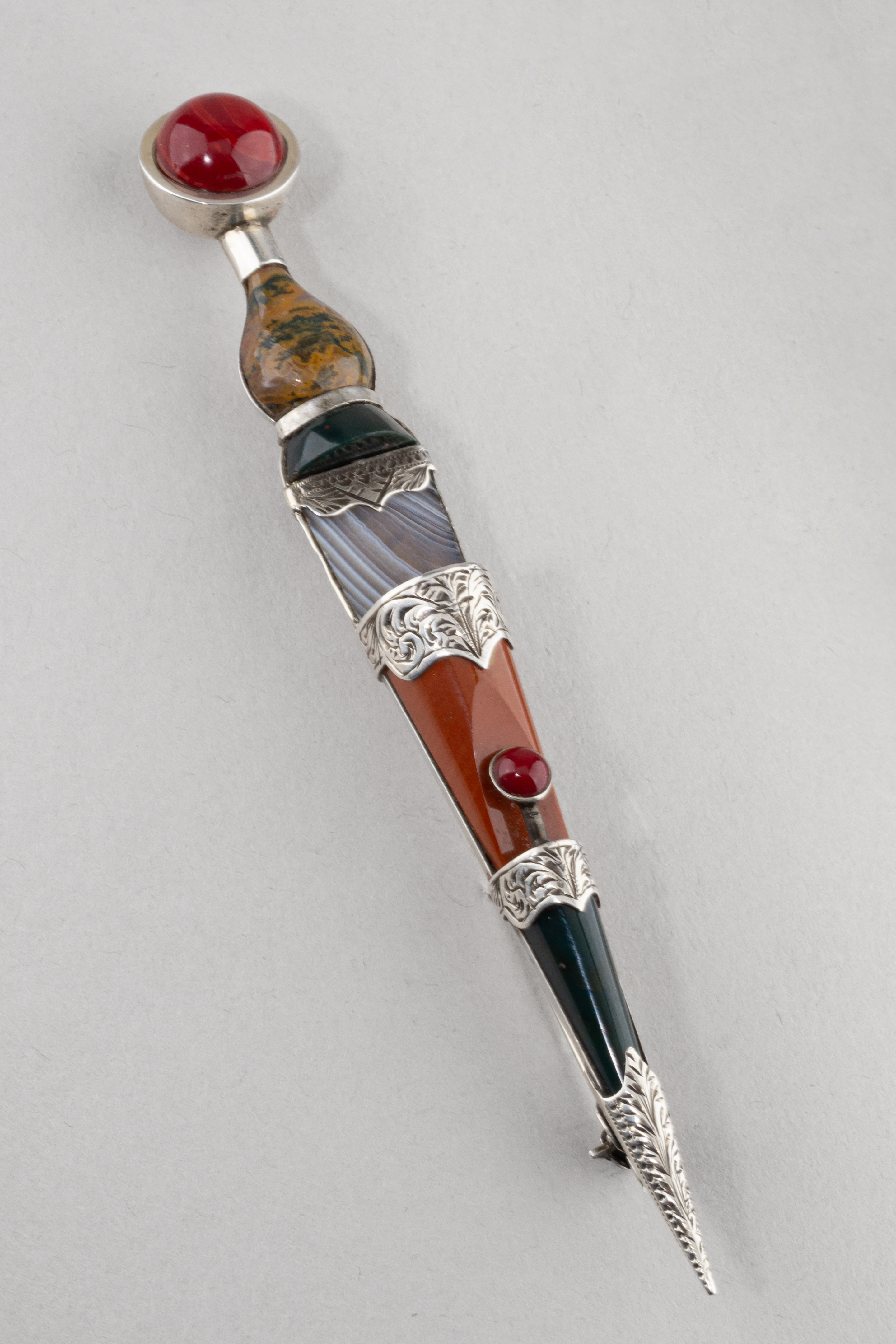 (Любимый художник императорской семьи) Брошь камнерезная в виде кинжала. Россия, Москва, Пяновский Леонид Адамович, 1908-1917 гг.