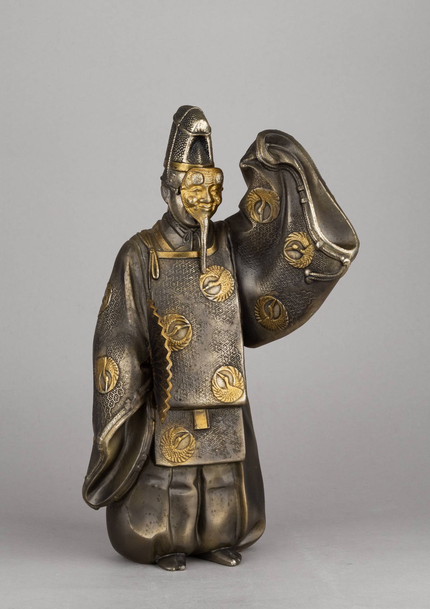 Статуэтка, изображающая персонажа театра Но Окина в праздничном танце. В оригинальной подписной коробке.<br>Япония, Масаюки Кусей, начало XX века.