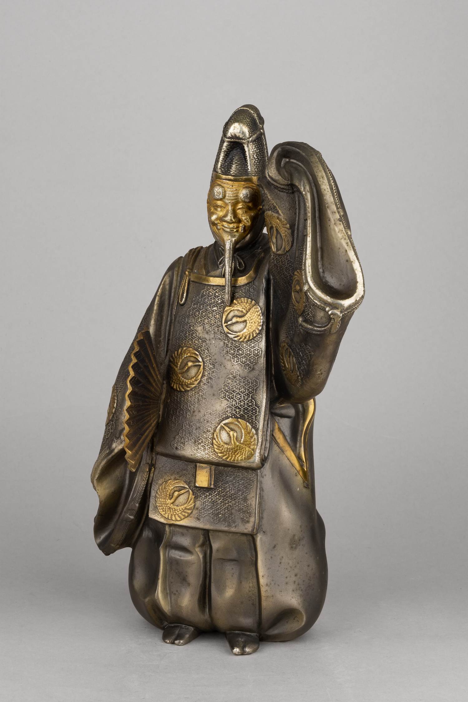 Статуэтка, изображающая персонажа театра Но Окина в праздничном танце. В оригинальной подписной коробке.<br>Япония, Масаюки Кусей, начало XX века.