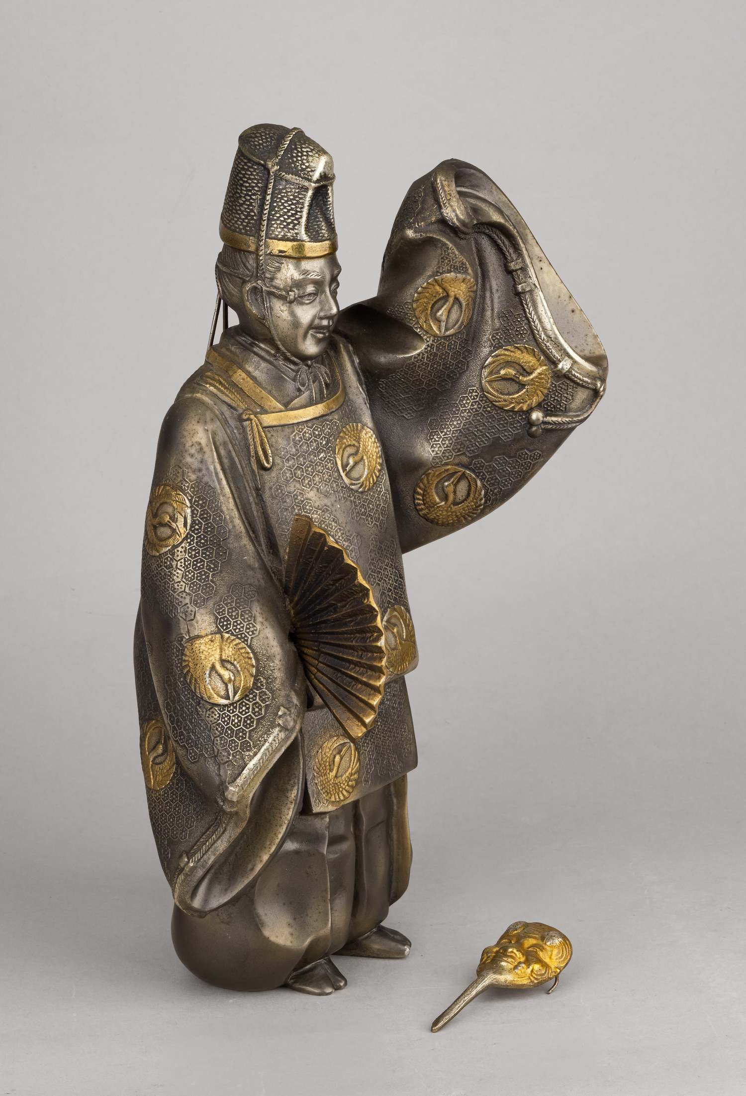 Статуэтка, изображающая персонажа театра Но Окина в праздничном танце. В оригинальной подписной коробке.<br>Япония, Масаюки Кусей, начало XX века.