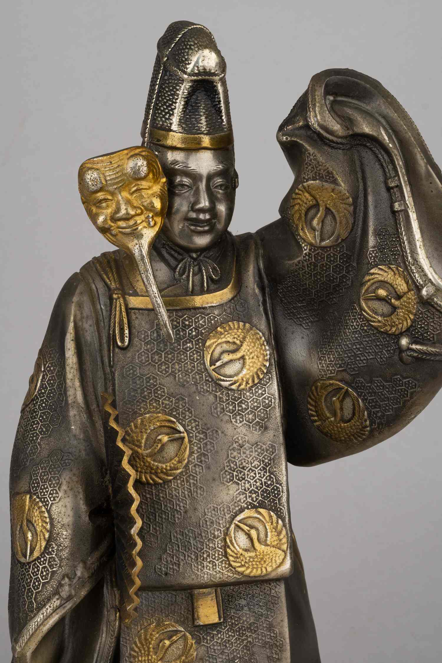 Статуэтка, изображающая персонажа театра Но Окина в праздничном танце. В оригинальной подписной коробке.<br>Япония, Масаюки Кусей, начало XX века.