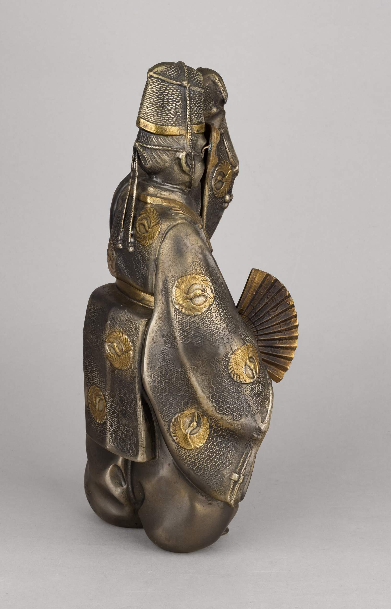 Статуэтка, изображающая персонажа театра Но Окина в праздничном танце. В оригинальной подписной коробке.<br>Япония, Масаюки Кусей, начало XX века.