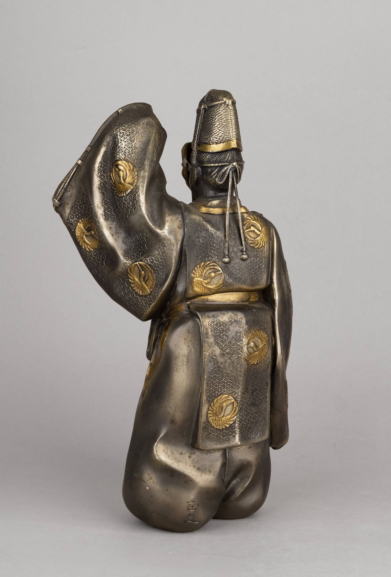 Статуэтка, изображающая персонажа театра Но Окина в праздничном танце. В оригинальной подписной коробке.<br>Япония, Масаюки Кусей, начало XX века.