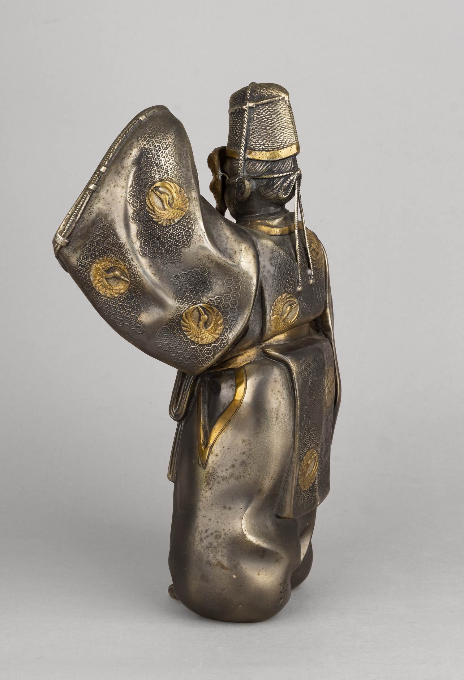 Статуэтка, изображающая персонажа театра Но Окина в праздничном танце. В оригинальной подписной коробке.<br>Япония, Масаюки Кусей, начало XX века.