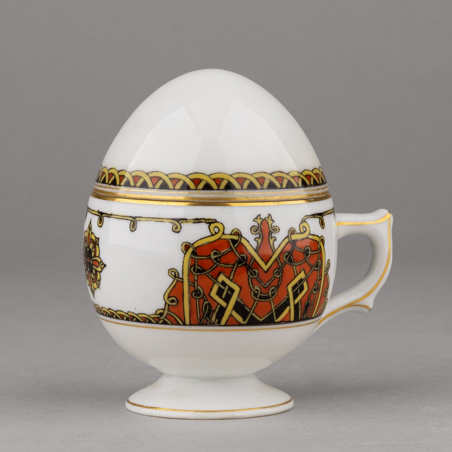 (Корниловы) Кофейная чашка в виде пасхального яйца. Россия, Санкт-Петербург, Завод братьев Корниловых, 1891–1917 годы.
