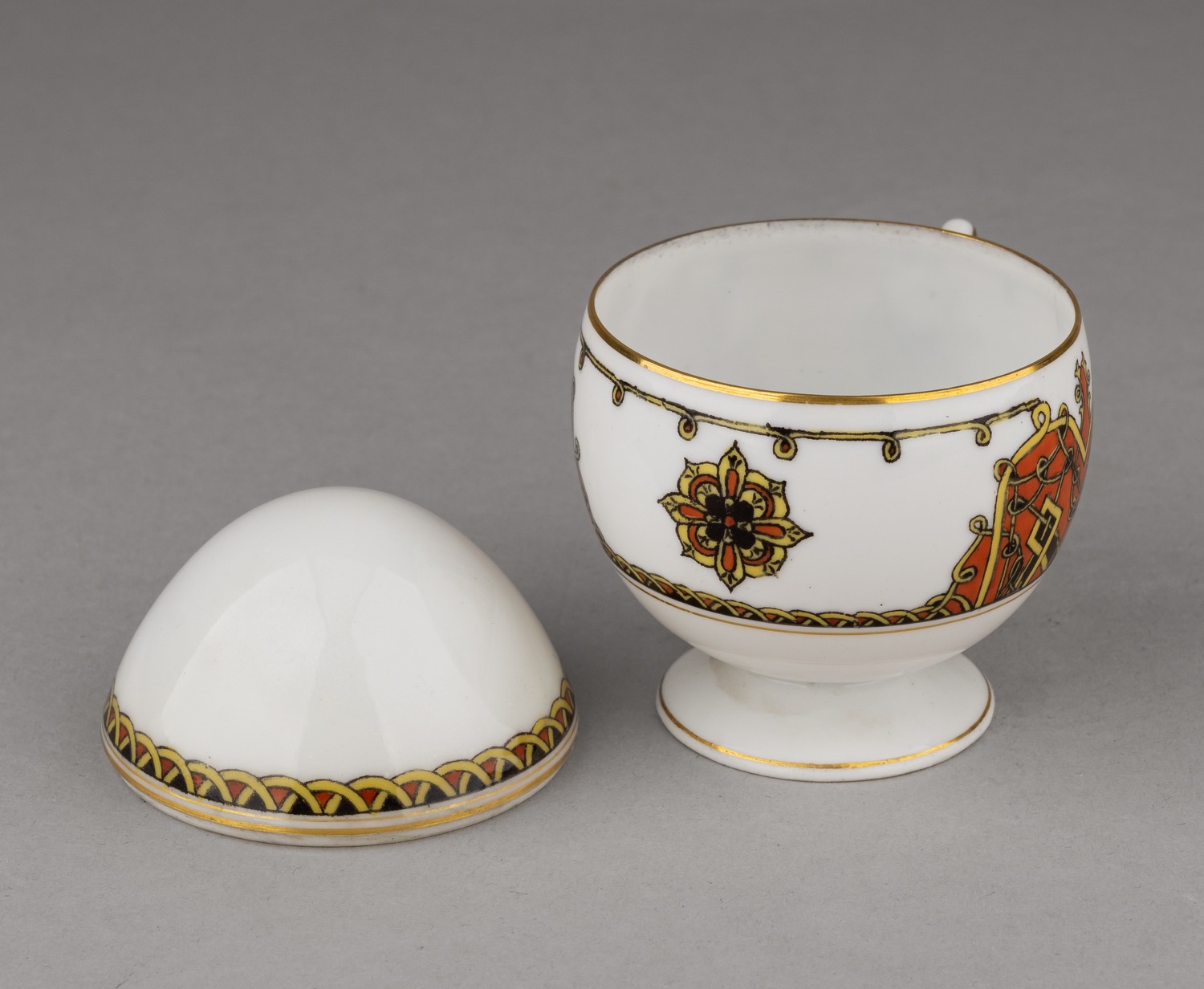 (Корниловы) Кофейная чашка в виде пасхального яйца. Россия, Санкт-Петербург, Завод братьев Корниловых, 1891–1917 годы.