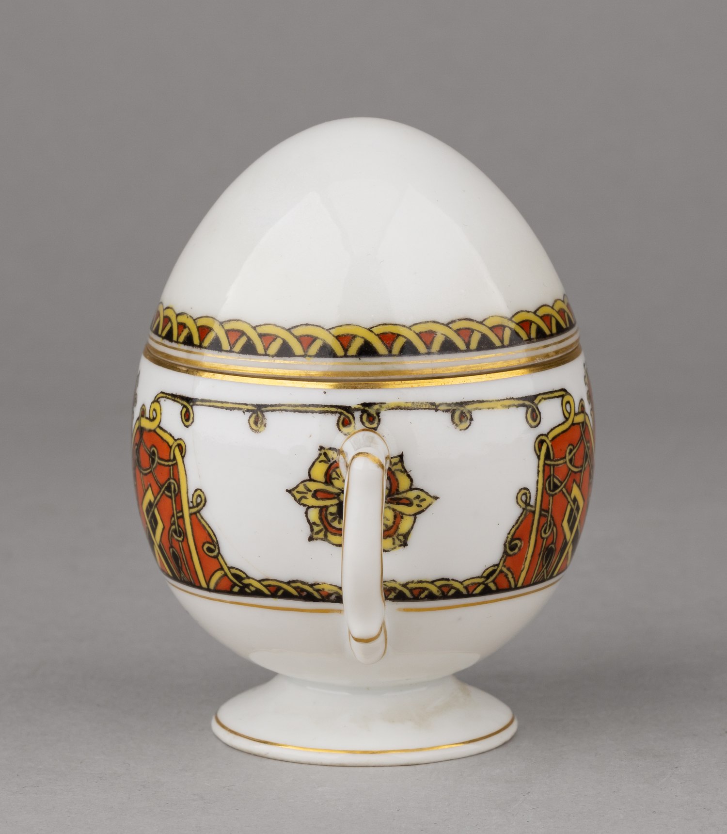 (Корниловы) Кофейная чашка в виде пасхального яйца. Россия, Санкт-Петербург, Завод братьев Корниловых, 1891–1917 годы.