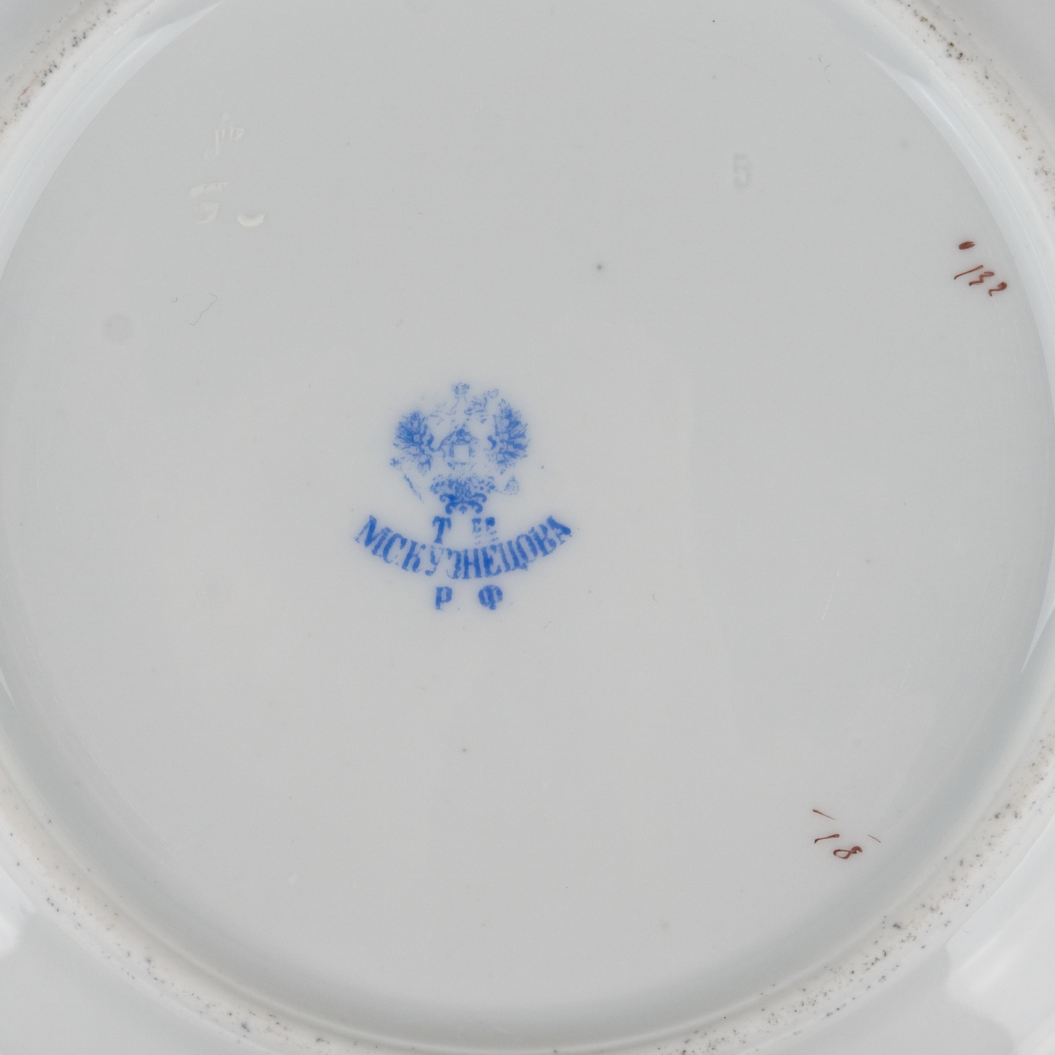 Десертная тарелка «Письмо на Родину». Россия, Товарищество М.С. Кузнецова в Риге, автор рисунка Н.А. Богатов, 1889-1910 годы.