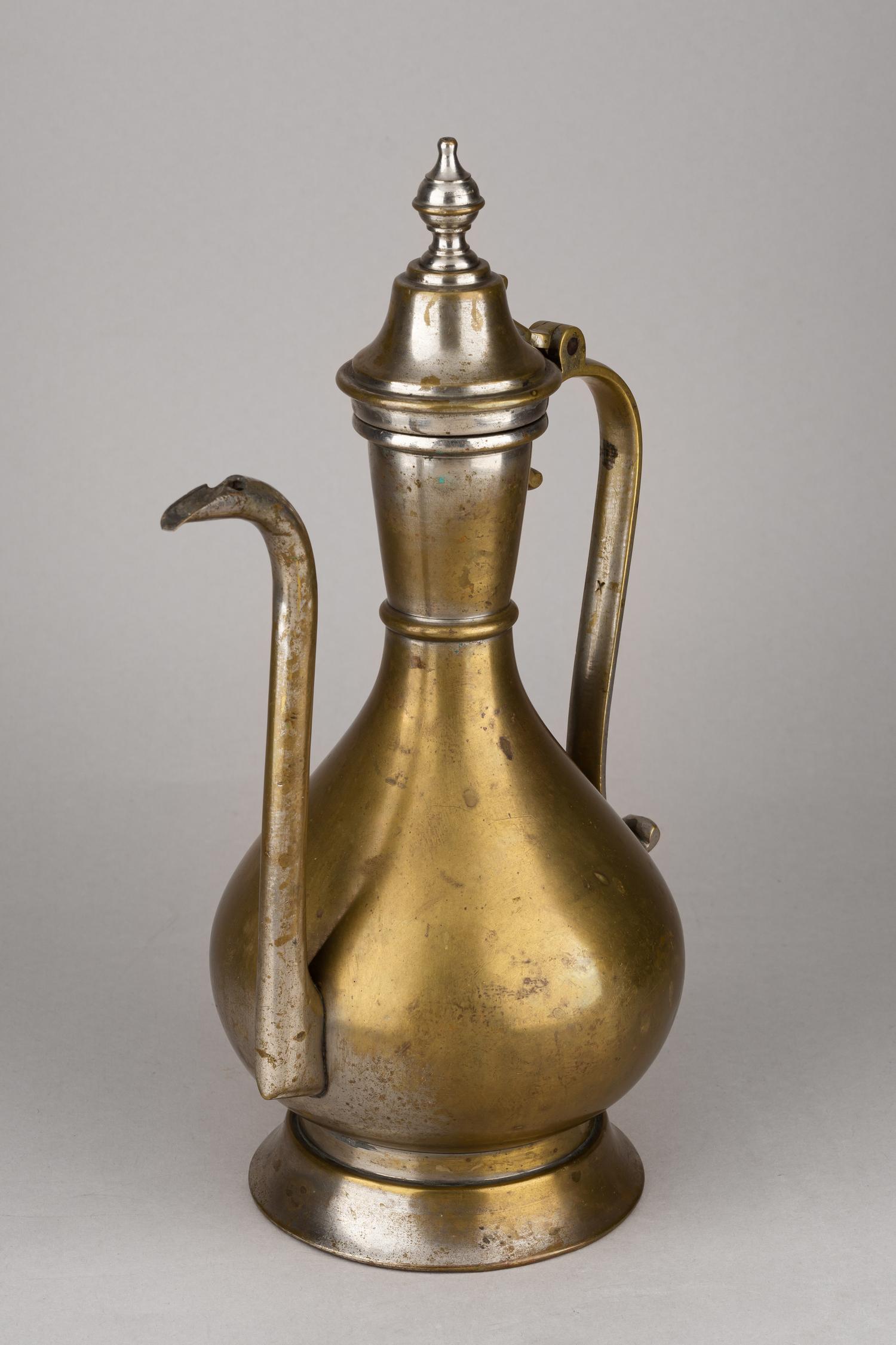 (Поставщик Двора Кольчугин) Кувшин.
Россия, Придворный Поставщик Российского Императорского двора Товарищество латунного и меднопрокатного заводов А. Кольчугина, конец ХIХ века.