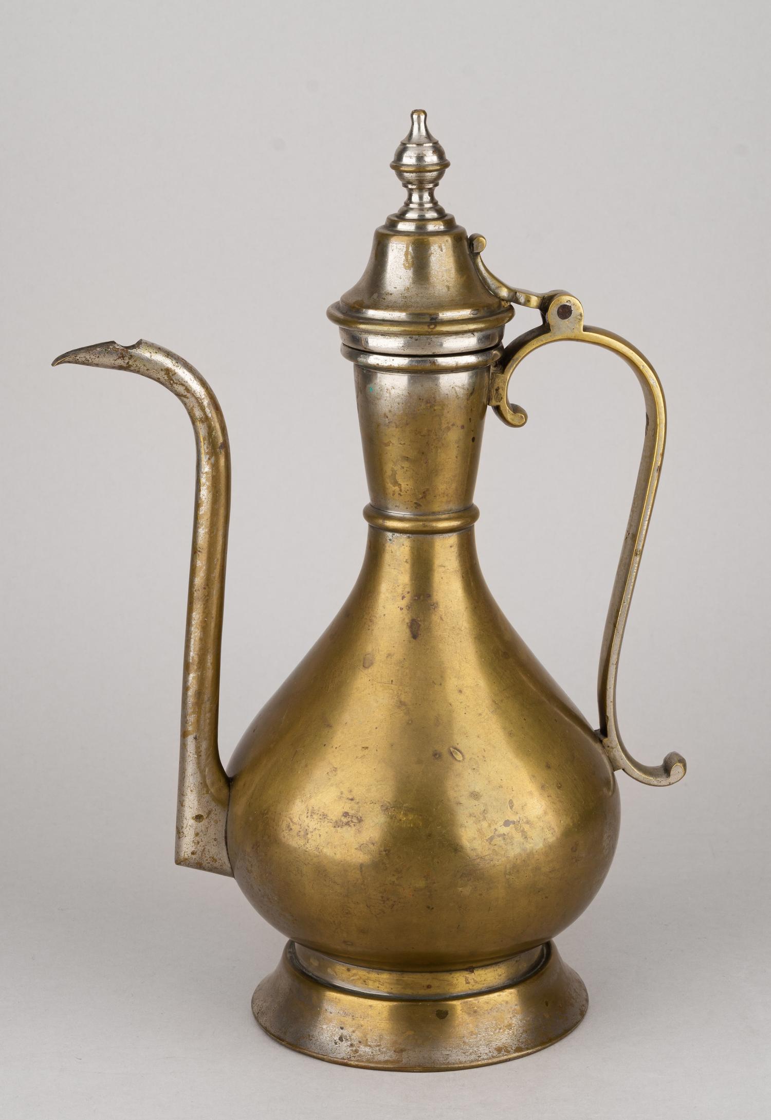 (Поставщик Двора Кольчугин) Кувшин.
Россия, Придворный Поставщик Российского Императорского двора Товарищество латунного и меднопрокатного заводов А. Кольчугина, конец ХIХ века.