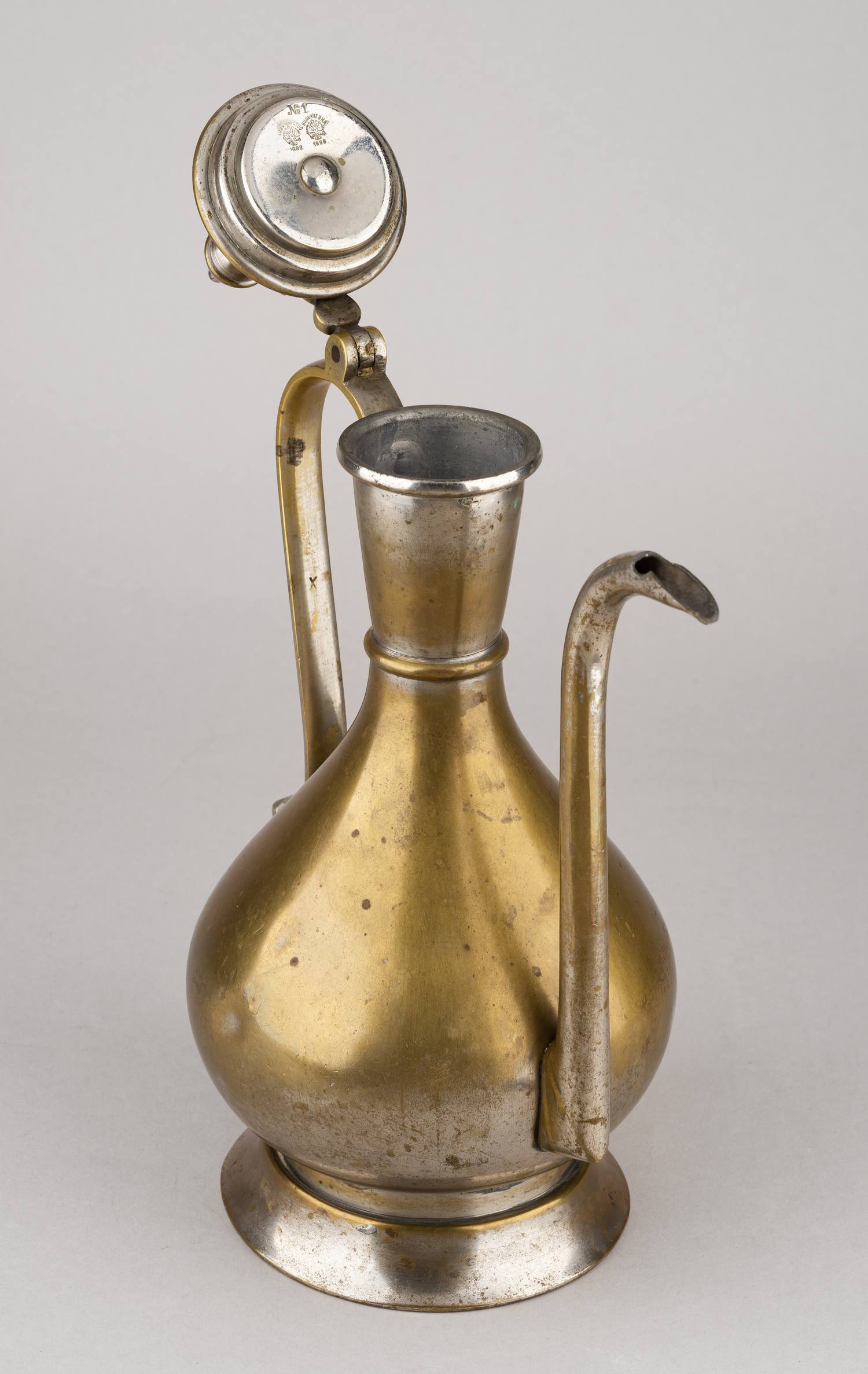 (Поставщик Двора Кольчугин) Кувшин.
Россия, Придворный Поставщик Российского Императорского двора Товарищество латунного и меднопрокатного заводов А. Кольчугина, конец ХIХ века.