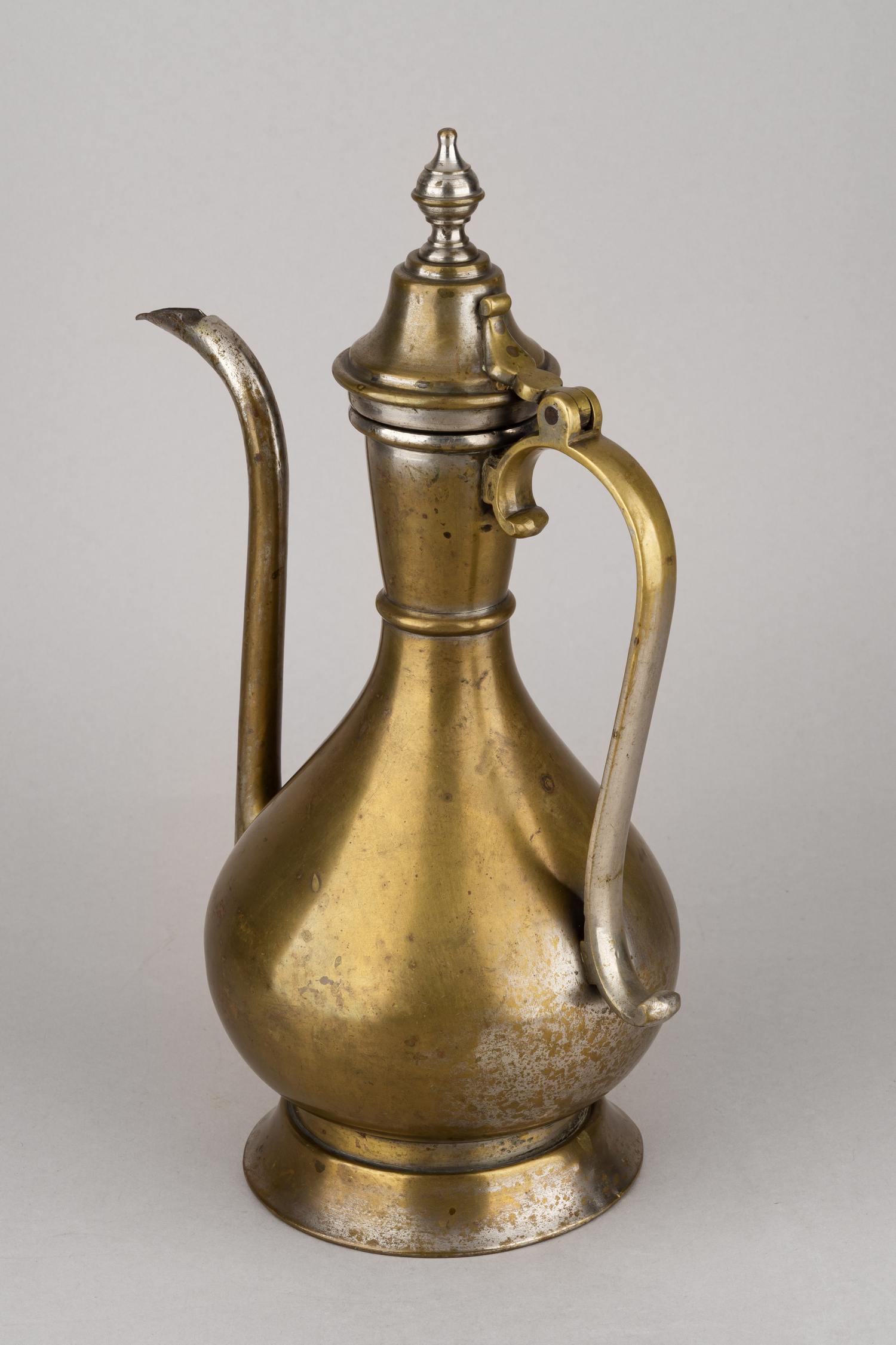 (Поставщик Двора Кольчугин) Кувшин.
Россия, Придворный Поставщик Российского Императорского двора Товарищество латунного и меднопрокатного заводов А. Кольчугина, конец ХIХ века.