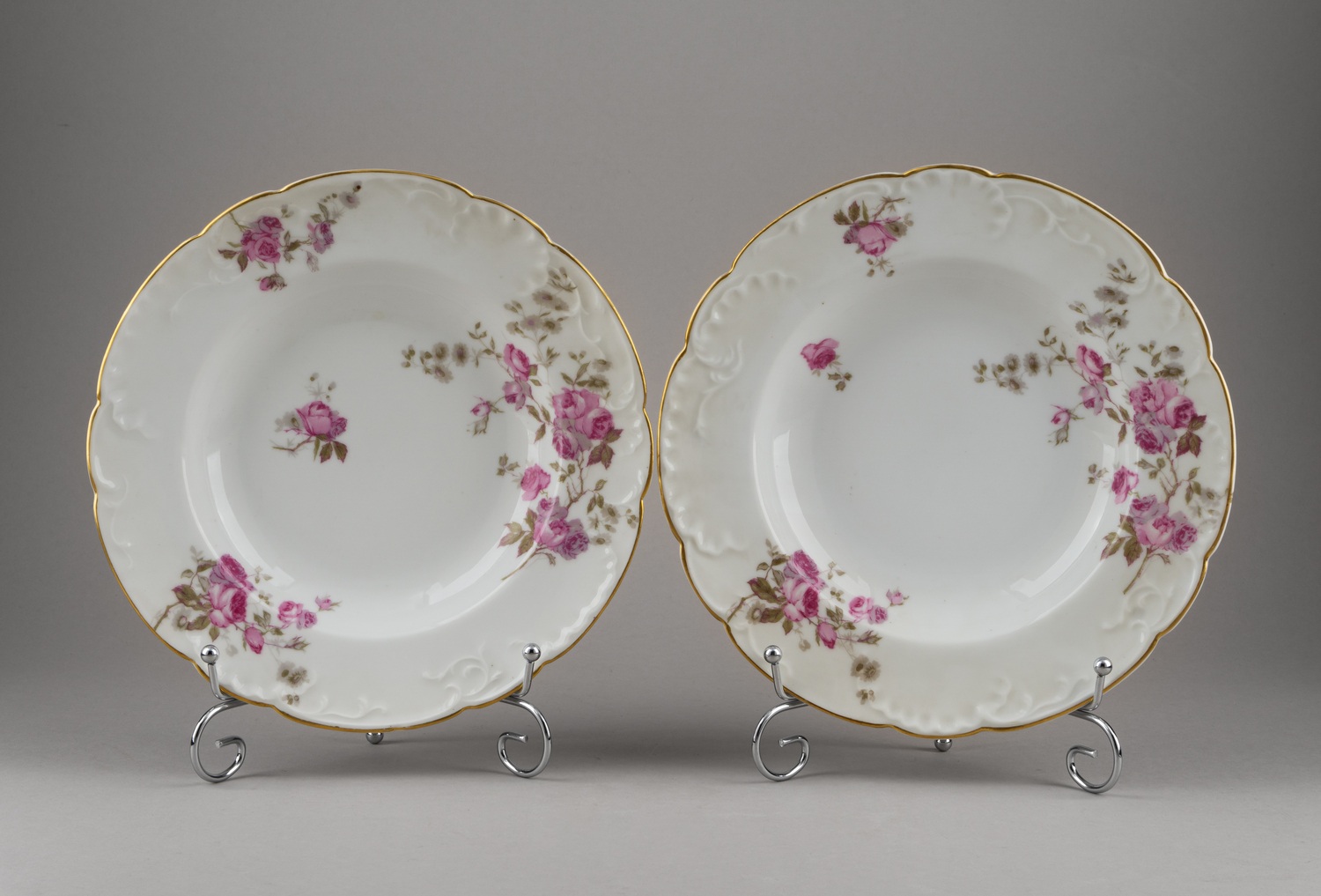 (Из собрания секретаря А.В. Луначарского) Две суповые тарелки «Розы». Санкт-Петербург, завод братьев Корниловых, 1884-1917 годы.