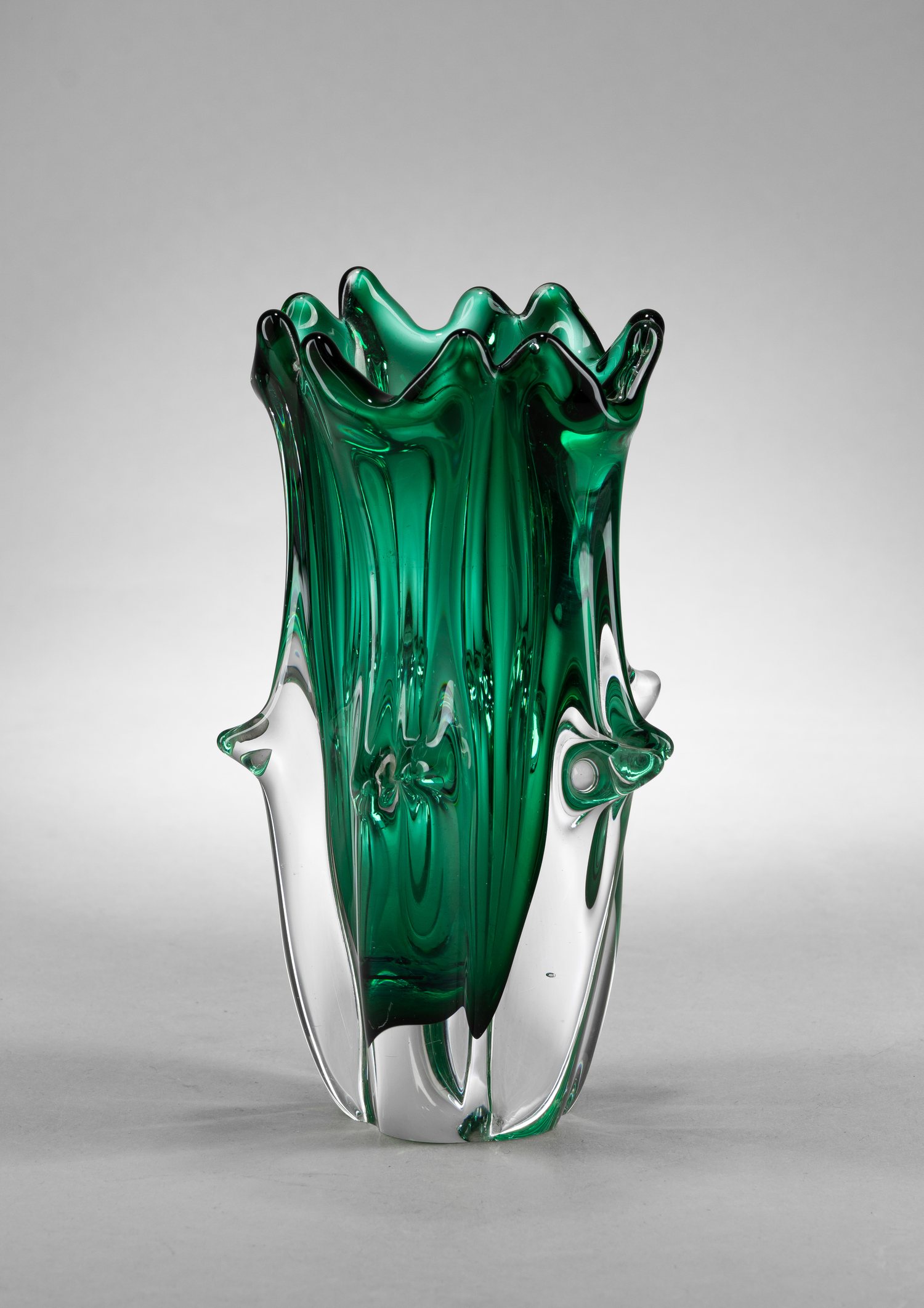 Ваза изумрудного оттенка. Чехия, завод Ледницке Ровне, Ярослав Тараба, 1960-е.