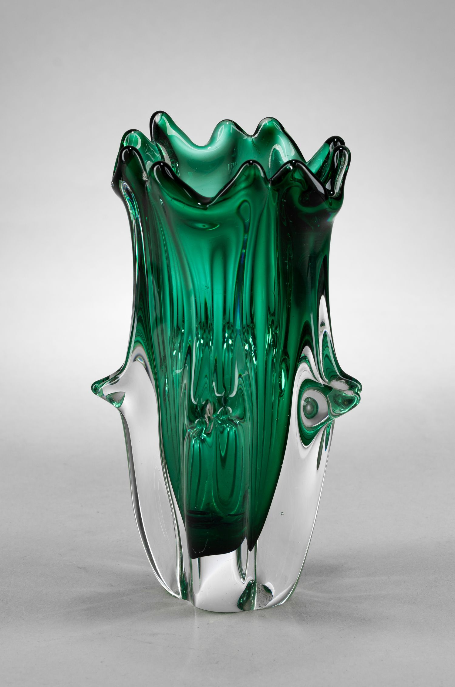 Ваза изумрудного оттенка. Чехия, завод Ледницке Ровне, Ярослав Тараба, 1960-е.