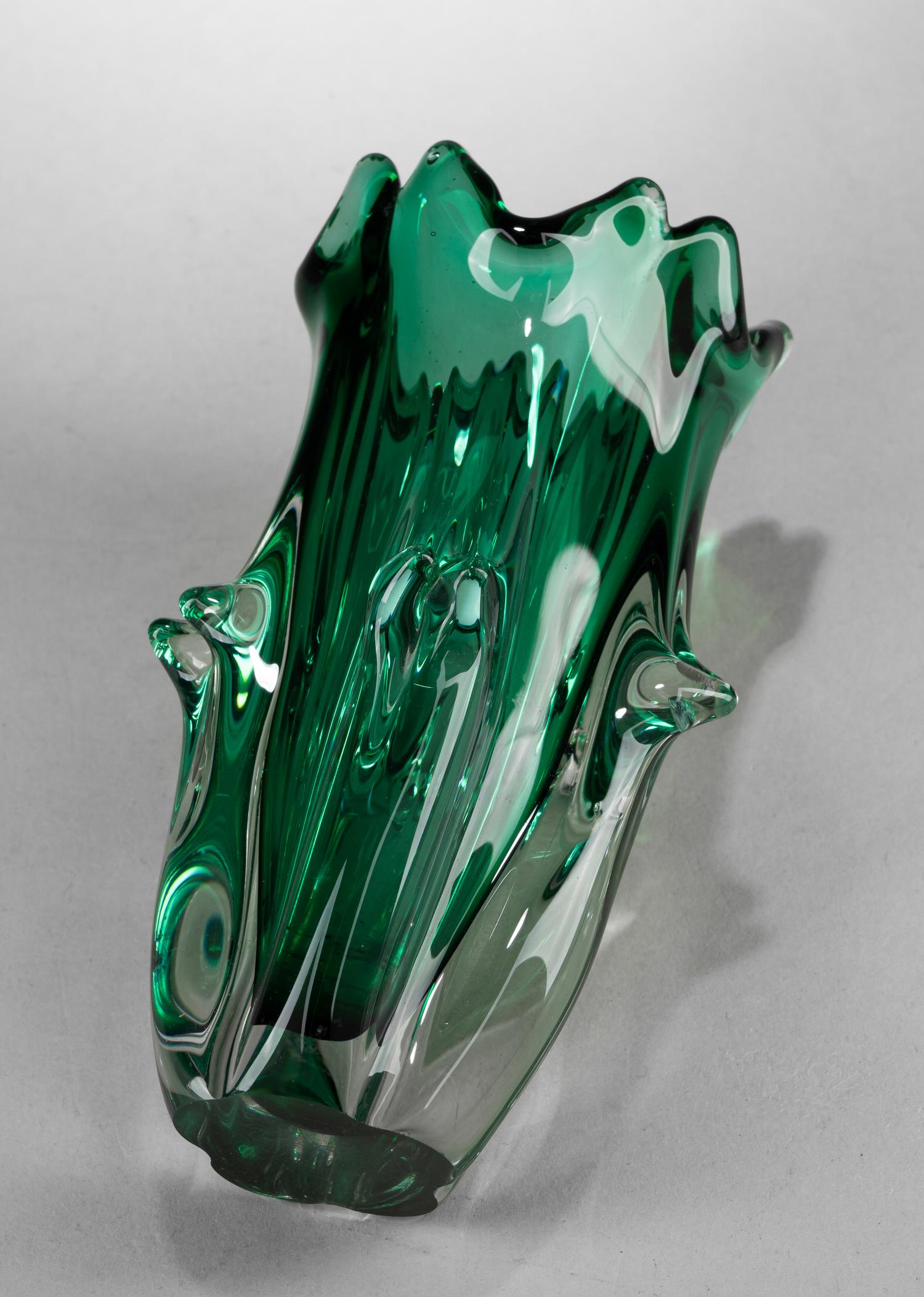 Ваза изумрудного оттенка. Чехия, завод Ледницке Ровне, Ярослав Тараба, 1960-е.