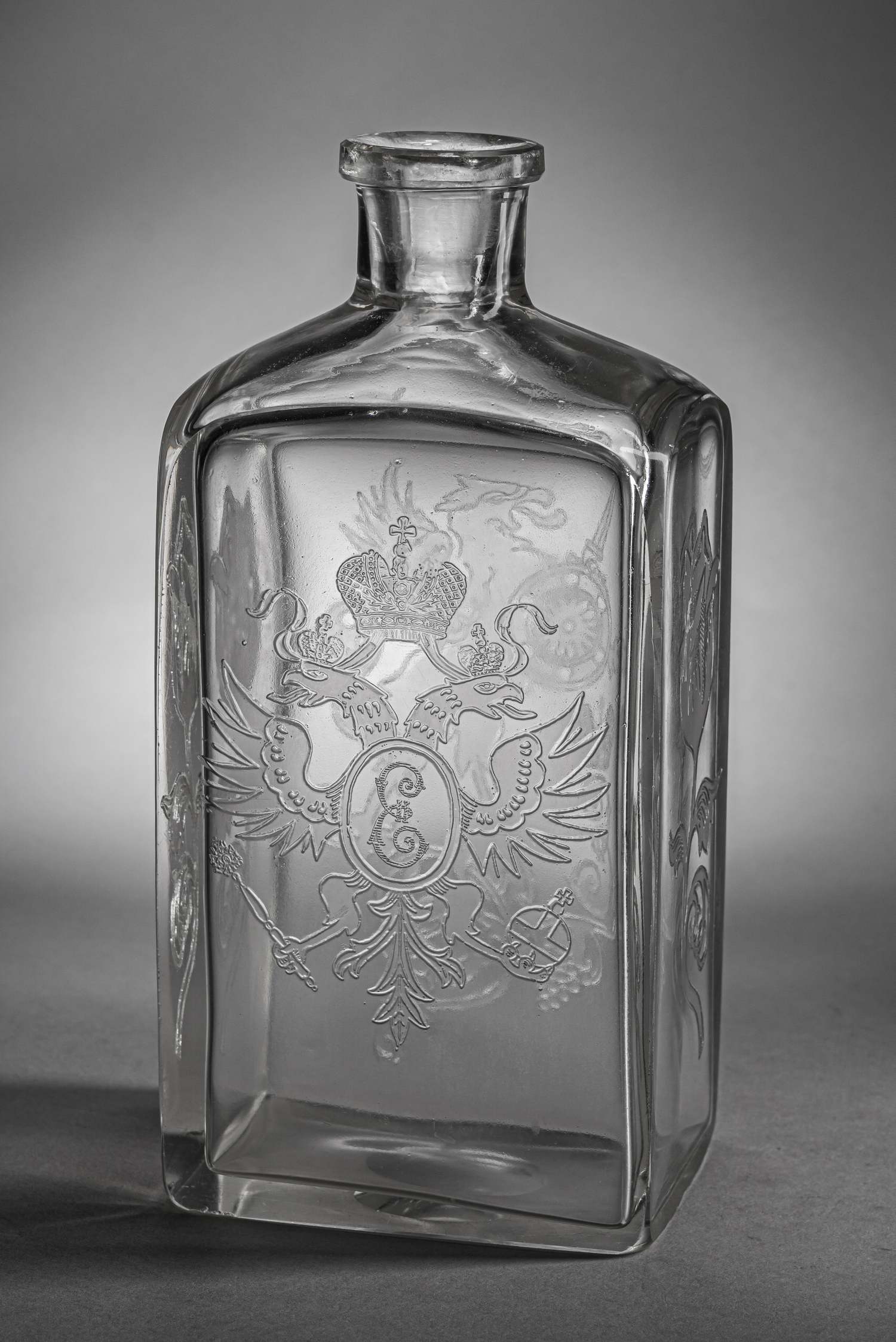 (Ф. Шехтель для Романовых) Штоф для водки к 300-летию дома Романовых.<br>Россия, Гусевский хрустальный завод Мальцовых, по эскизу Ф.О. Шехтеля, 1913.