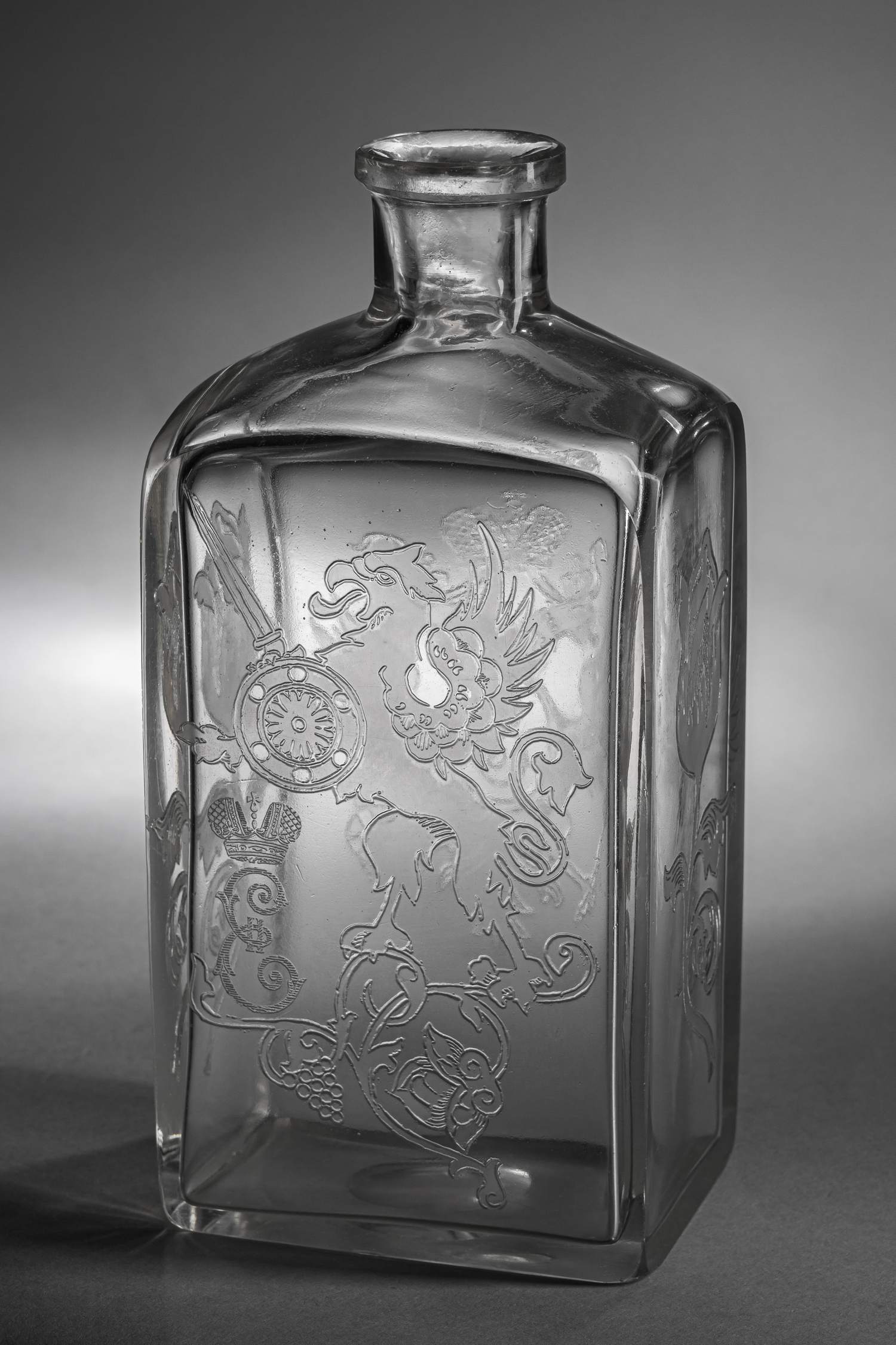(Ф. Шехтель для Романовых) Штоф для водки к 300-летию дома Романовых.<br>Россия, Гусевский хрустальный завод Мальцовых, по эскизу Ф.О. Шехтеля, 1913.