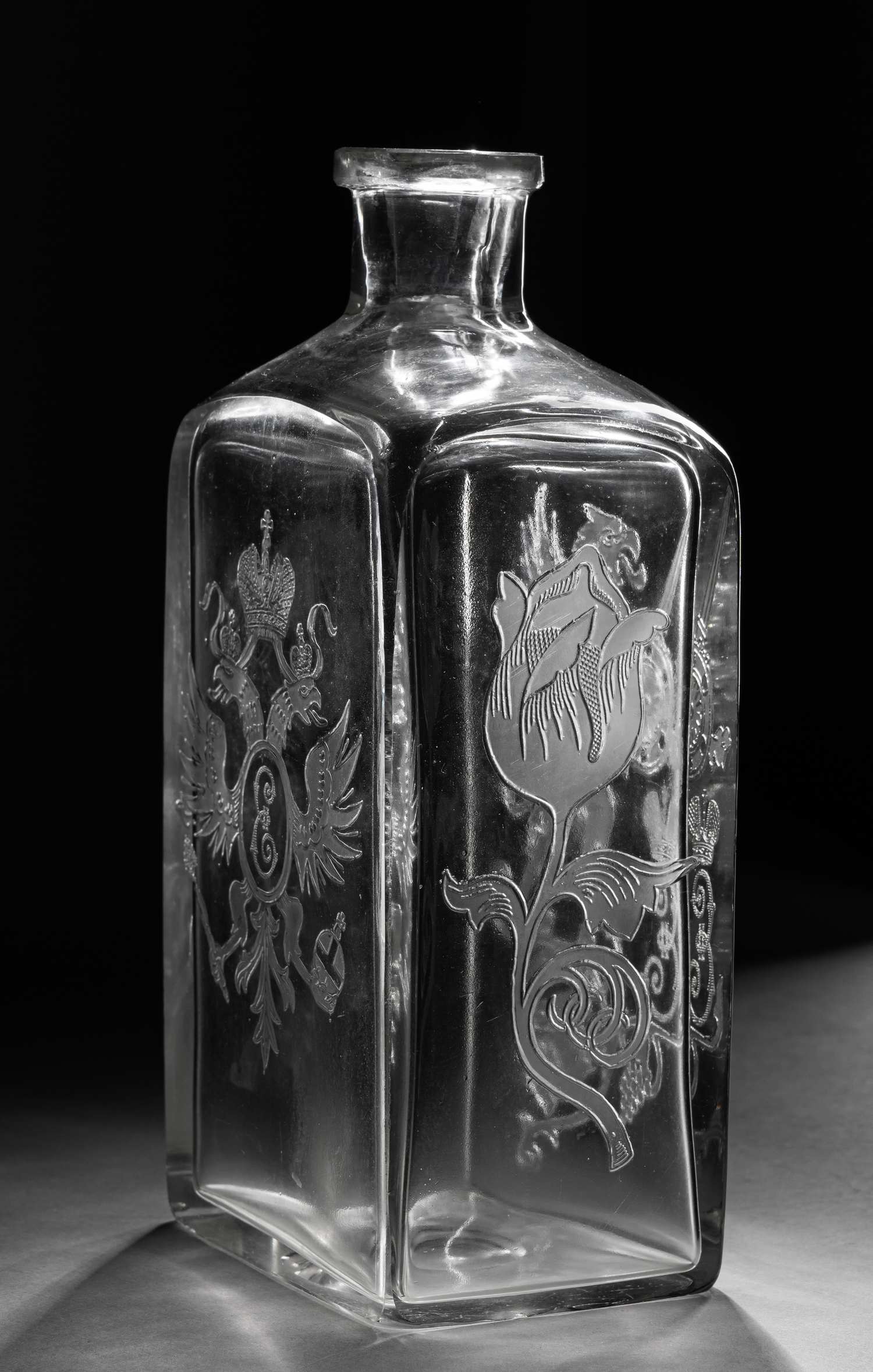 (Ф. Шехтель для Романовых) Штоф для водки к 300-летию дома Романовых.<br>Россия, Гусевский хрустальный завод Мальцовых, по эскизу Ф.О. Шехтеля, 1913.