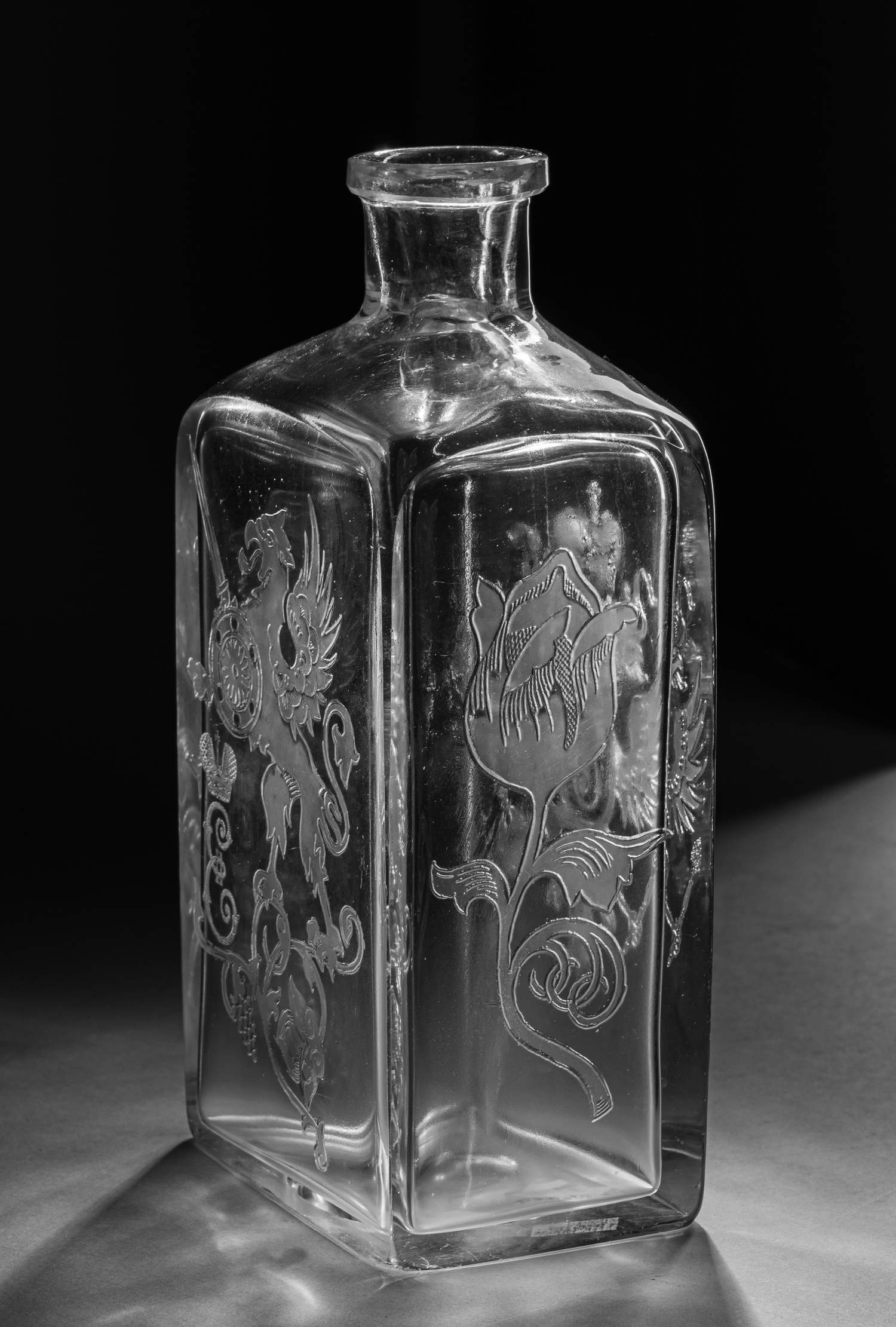 (Ф. Шехтель для Романовых) Штоф для водки к 300-летию дома Романовых.<br>Россия, Гусевский хрустальный завод Мальцовых, по эскизу Ф.О. Шехтеля, 1913.