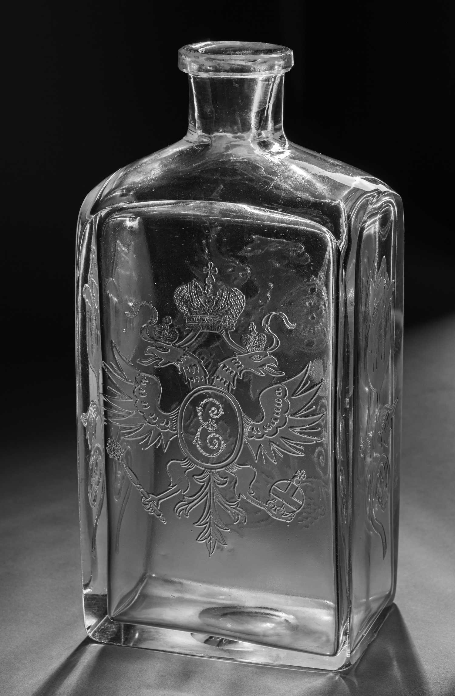(Ф. Шехтель для Романовых) Штоф для водки к 300-летию дома Романовых.<br>Россия, Гусевский хрустальный завод Мальцовых, по эскизу Ф.О. Шехтеля, 1913.