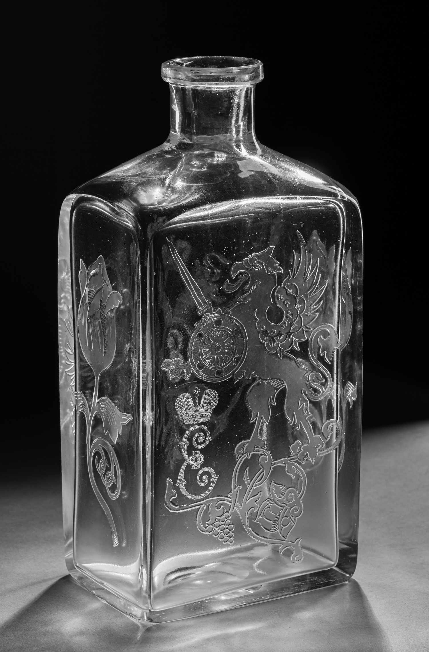 (Ф. Шехтель для Романовых) Штоф для водки к 300-летию дома Романовых.<br>Россия, Гусевский хрустальный завод Мальцовых, по эскизу Ф.О. Шехтеля, 1913.