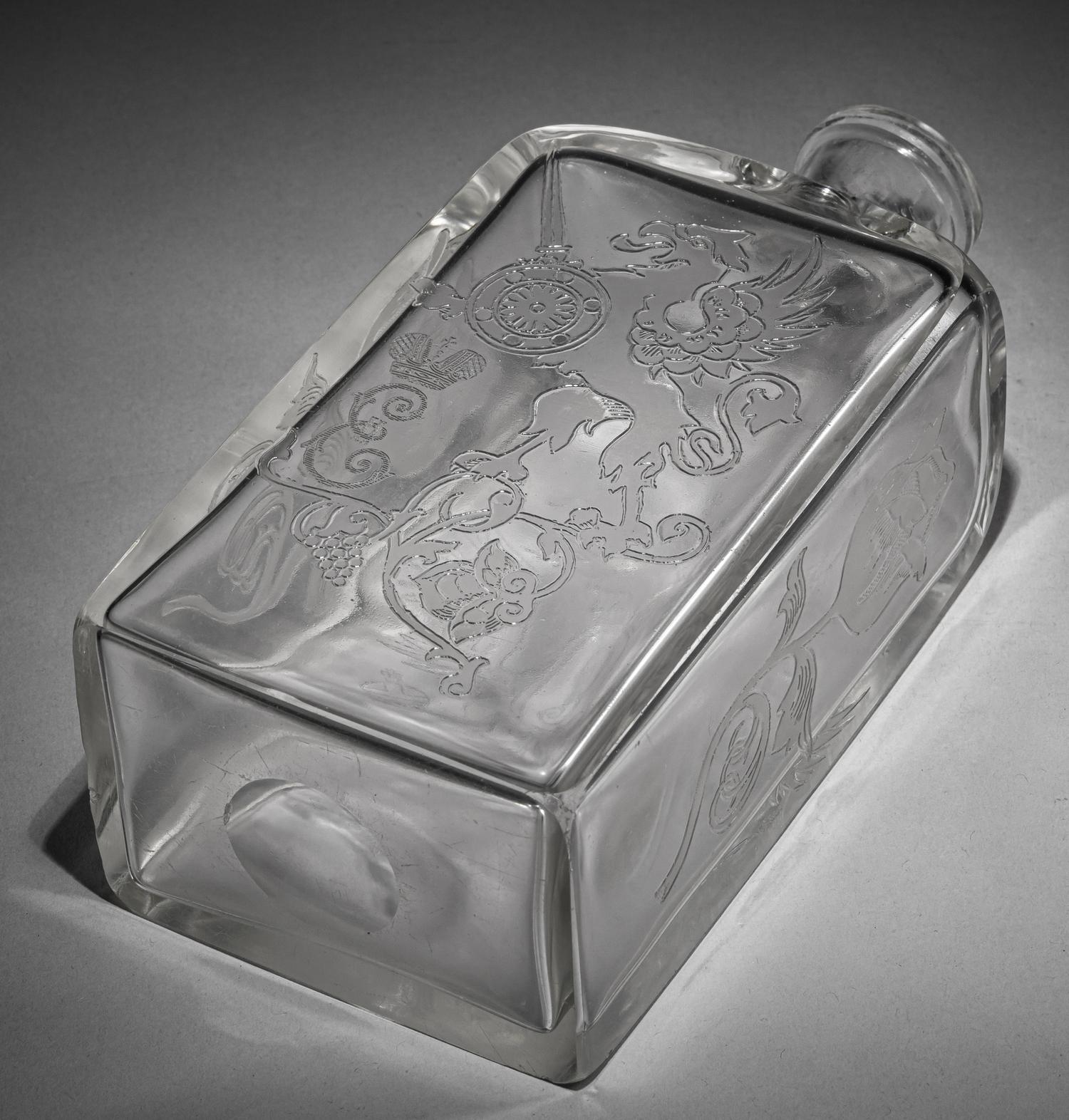 (Ф. Шехтель для Романовых) Штоф для водки к 300-летию дома Романовых.<br>Россия, Гусевский хрустальный завод Мальцовых, по эскизу Ф.О. Шехтеля, 1913.