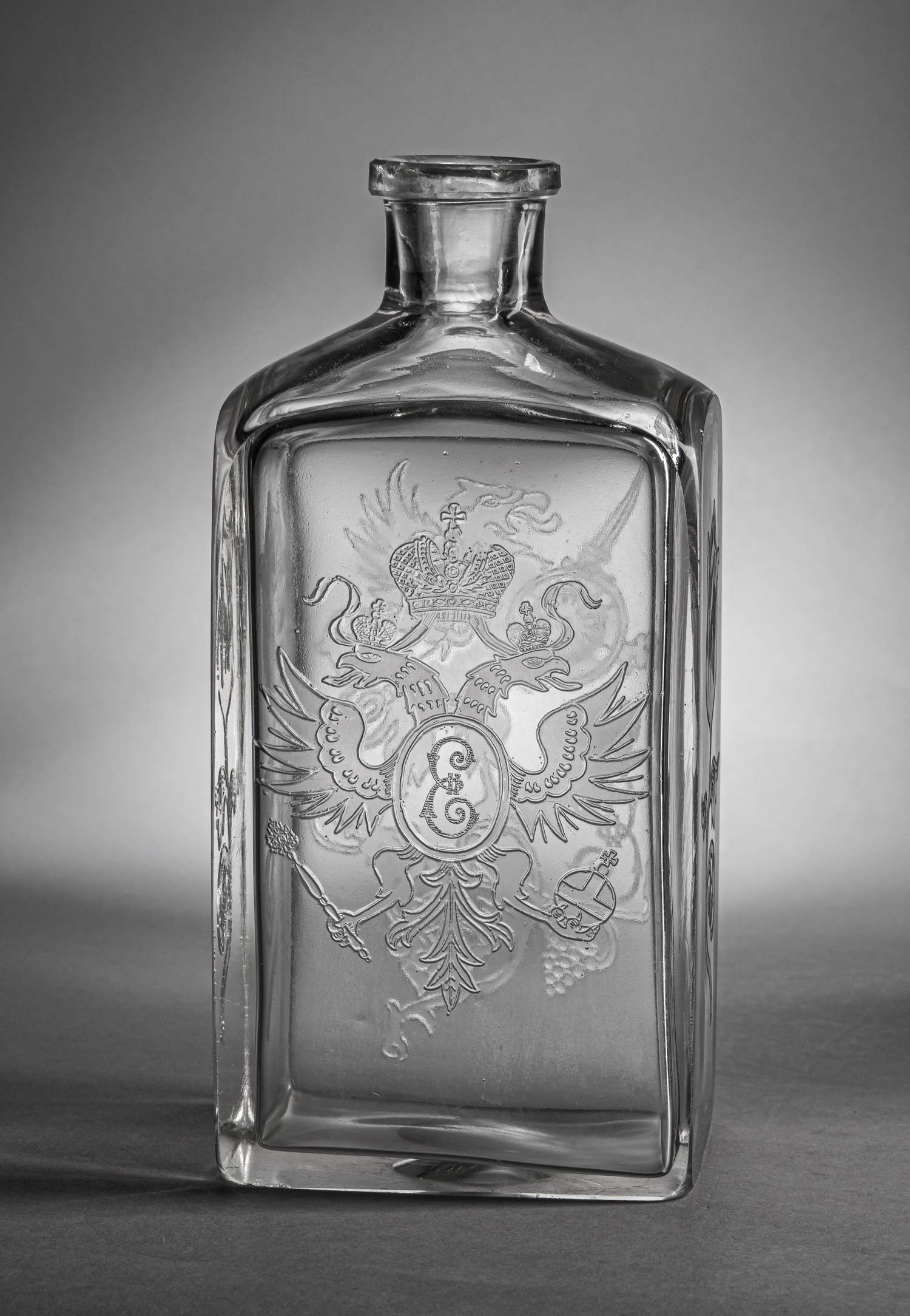 (Ф. Шехтель для Романовых) Штоф для водки к 300-летию дома Романовых.<br>Россия, Гусевский хрустальный завод Мальцовых, по эскизу Ф.О. Шехтеля, 1913.
