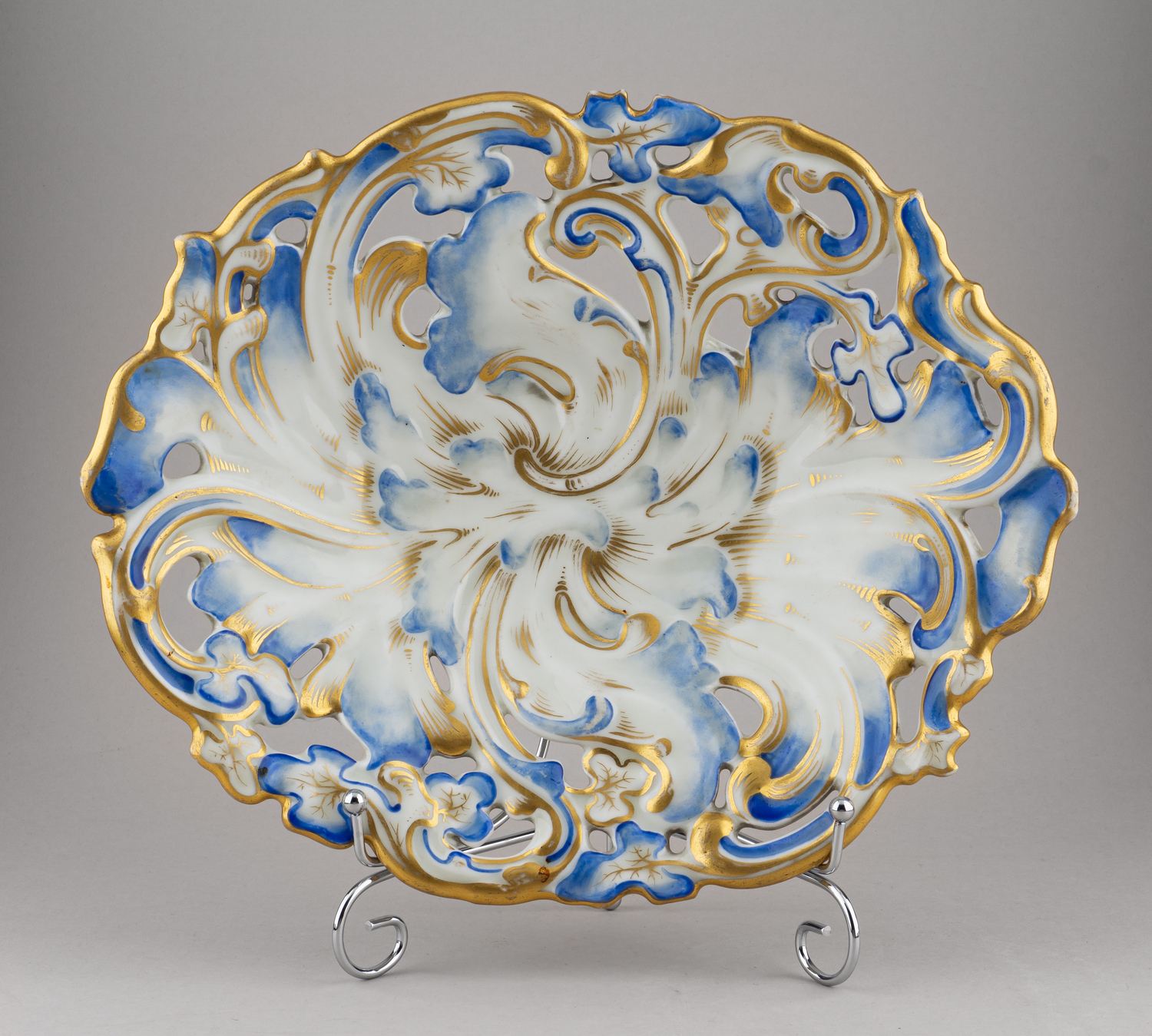 (Корниловы) Ваза для фруктов с  прорезным декором. Россия, завод братьев Корниловых, 1843-1861 годы.