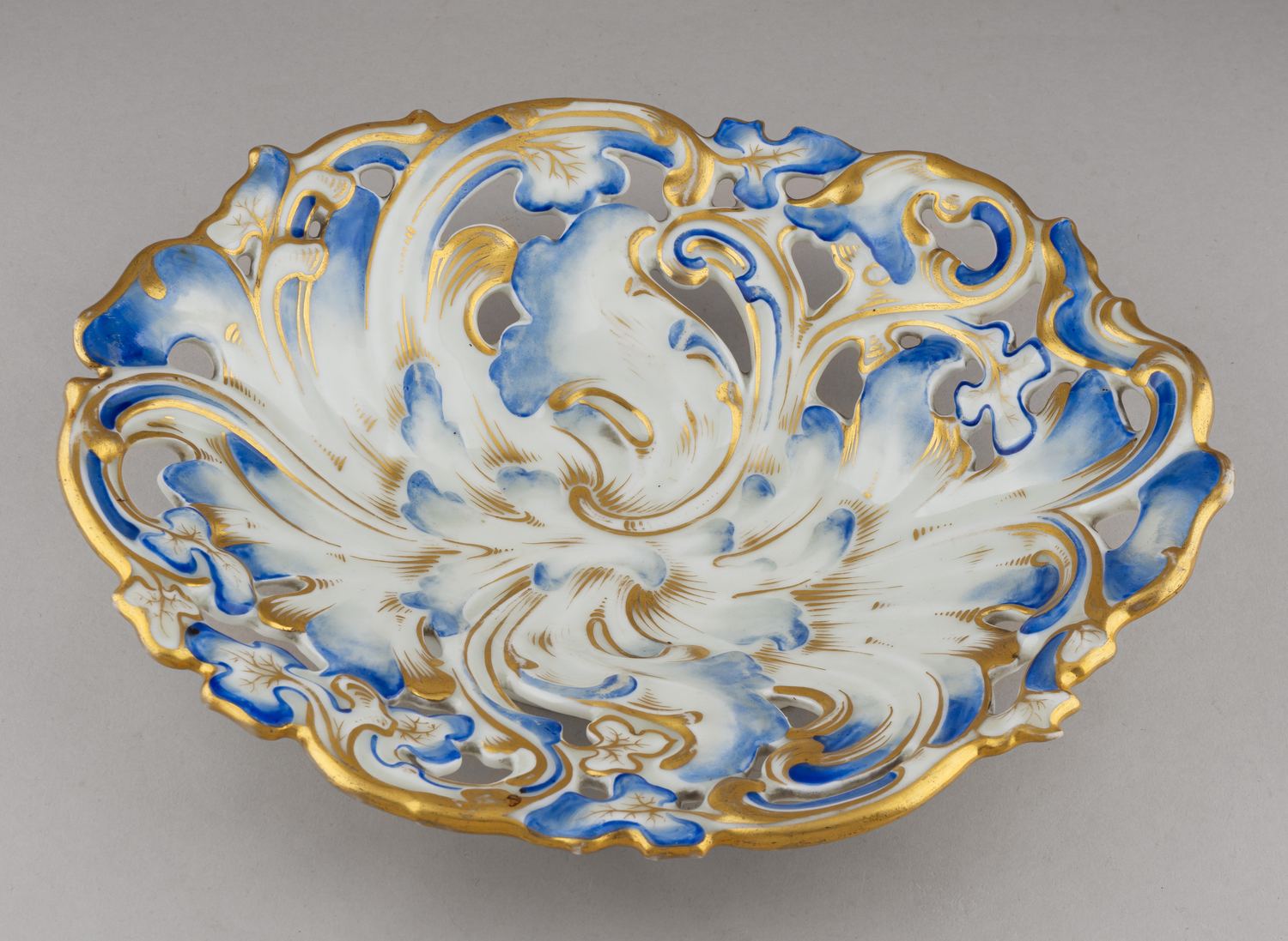 (Корниловы) Ваза для фруктов с  прорезным декором. Россия, завод братьев Корниловых, 1843-1861 годы.