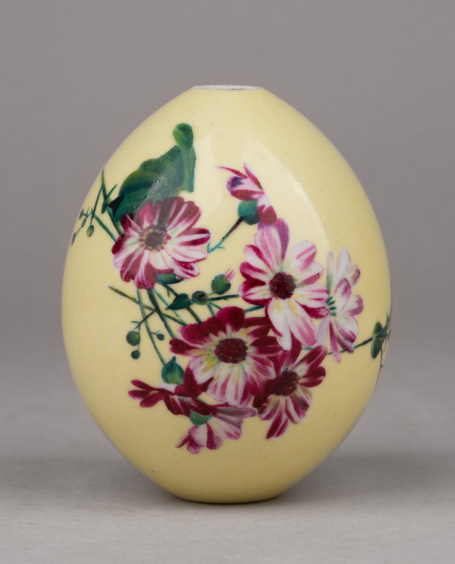 Пасхальное яйцо с изображением цветочных композиций. Россия, Императорский фарфоровый завод, конец XIX века.