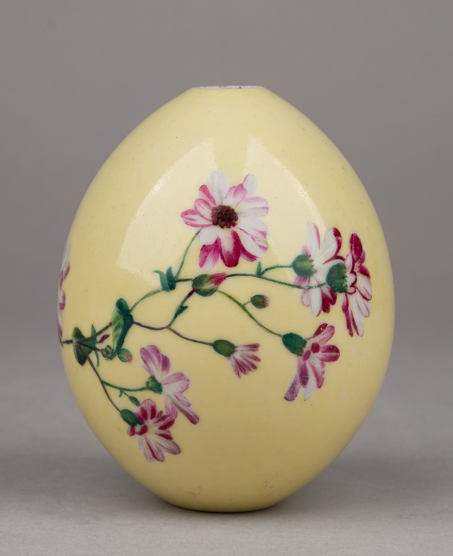 Пасхальное яйцо с изображением цветочных композиций. Россия, Императорский фарфоровый завод, конец XIX века.