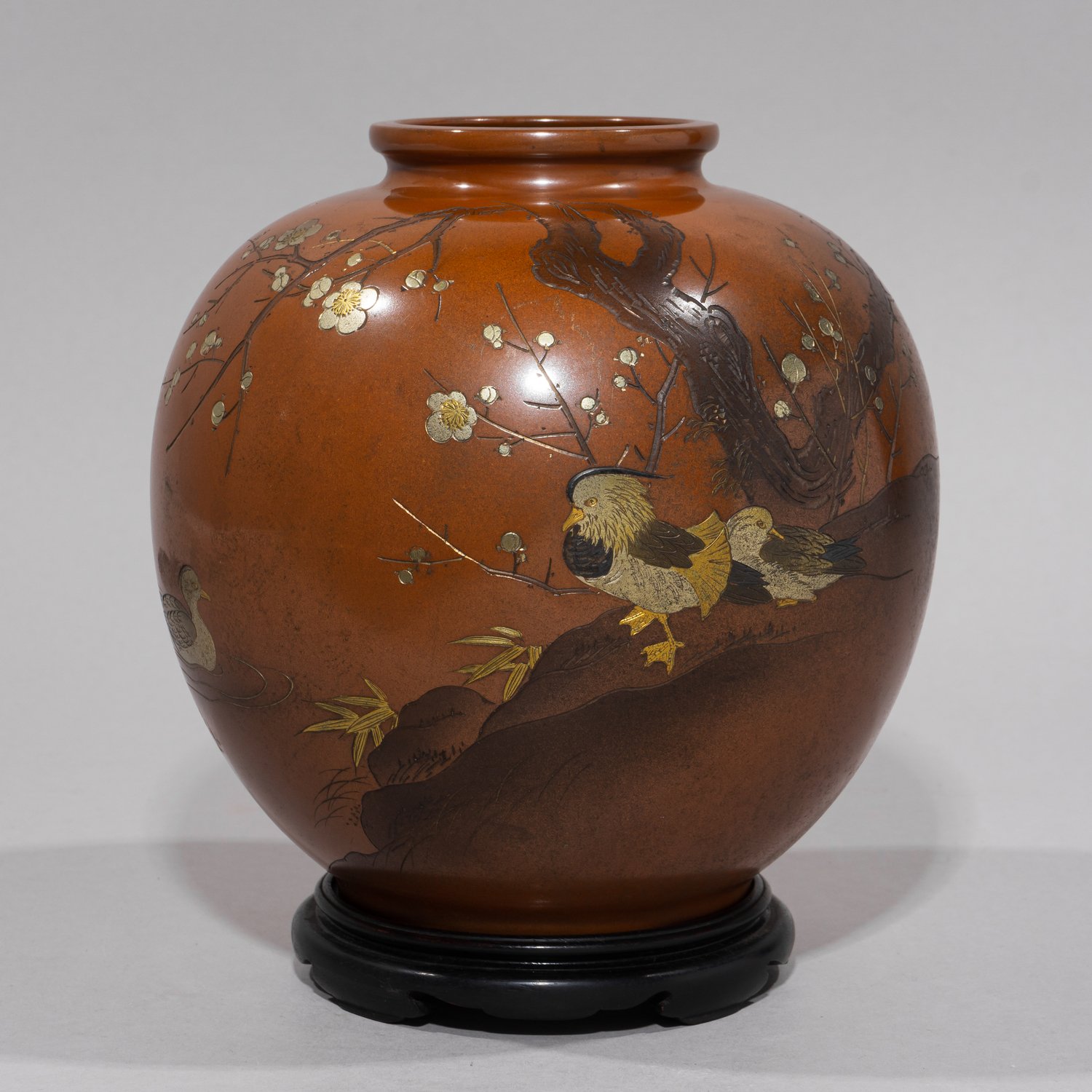 (Эпоха Мейдзи) Ваза с изображением ветви цветущей сливы и уток-мандаринок. <br>Япония, мастер – Ги Сэй, Эпоха Мейдзи, 1868–1912 годы.