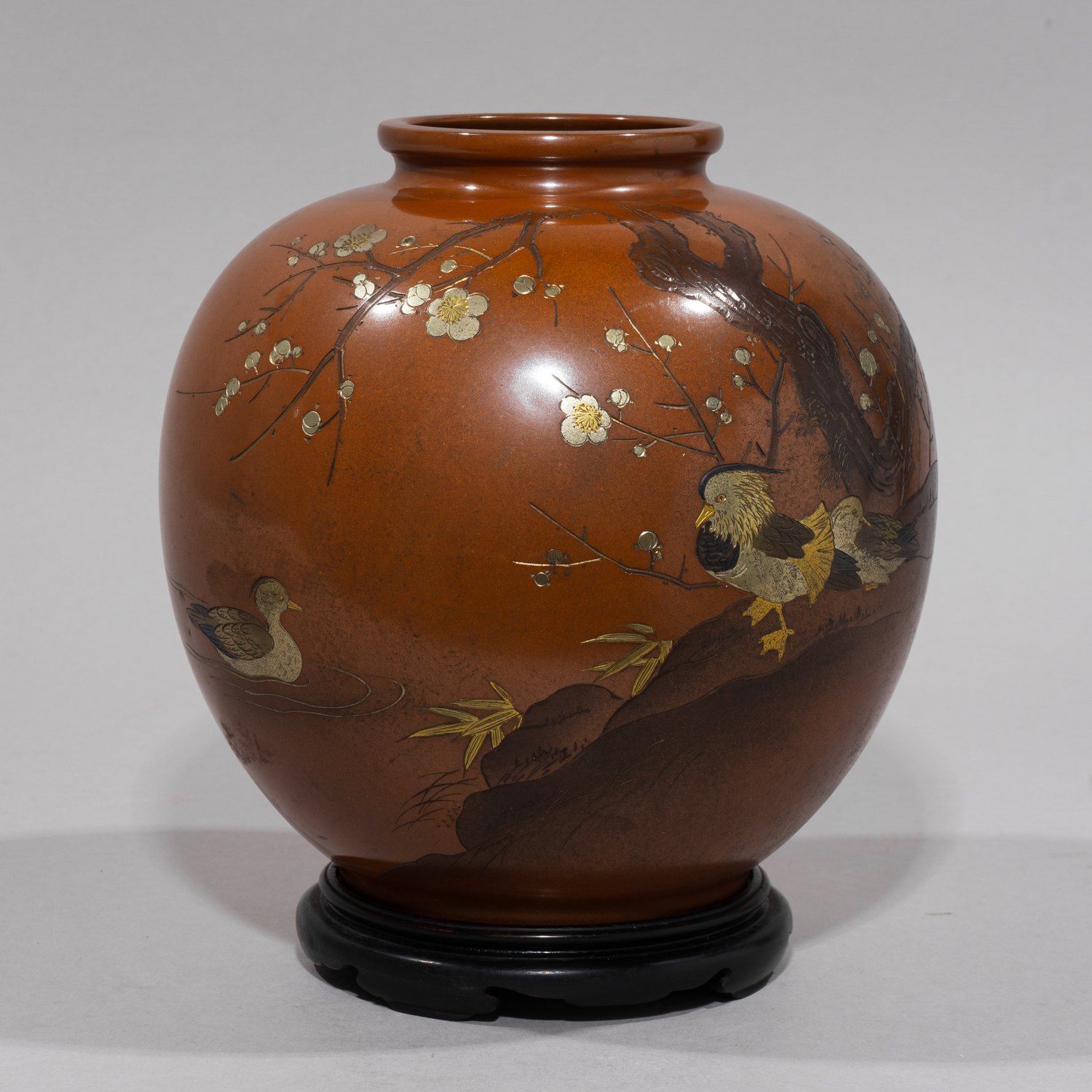 (Эпоха Мейдзи) Ваза с изображением ветви цветущей сливы и уток-мандаринок. <br>Япония, мастер – Ги Сэй, Эпоха Мейдзи, 1868–1912 годы.