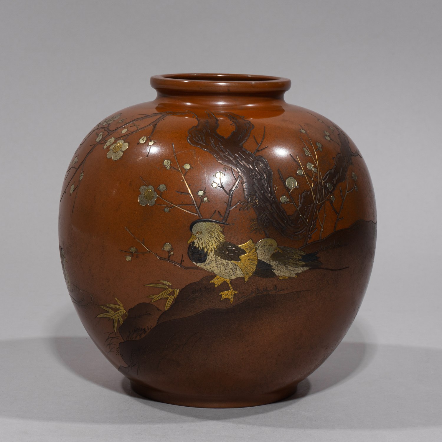 (Эпоха Мейдзи) Ваза с изображением ветви цветущей сливы и уток-мандаринок. <br>Япония, мастер – Ги Сэй, Эпоха Мейдзи, 1868–1912 годы.