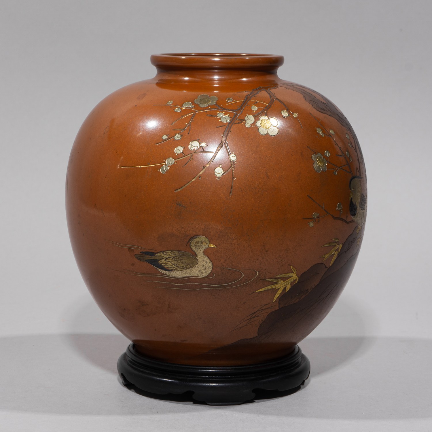 (Эпоха Мейдзи) Ваза с изображением ветви цветущей сливы и уток-мандаринок. <br>Япония, мастер – Ги Сэй, Эпоха Мейдзи, 1868–1912 годы.
