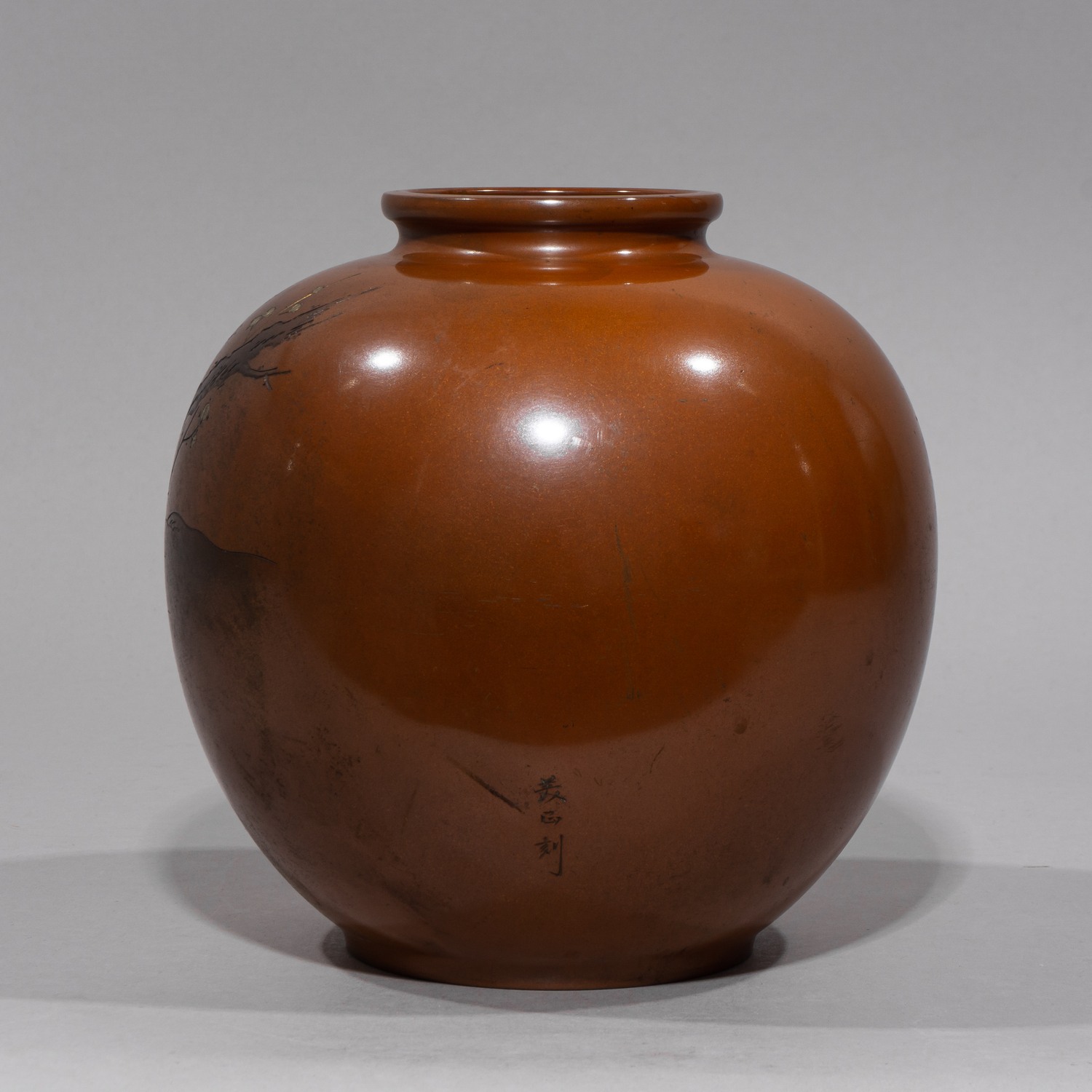 (Эпоха Мейдзи) Ваза с изображением ветви цветущей сливы и уток-мандаринок. <br>Япония, мастер – Ги Сэй, Эпоха Мейдзи, 1868–1912 годы.