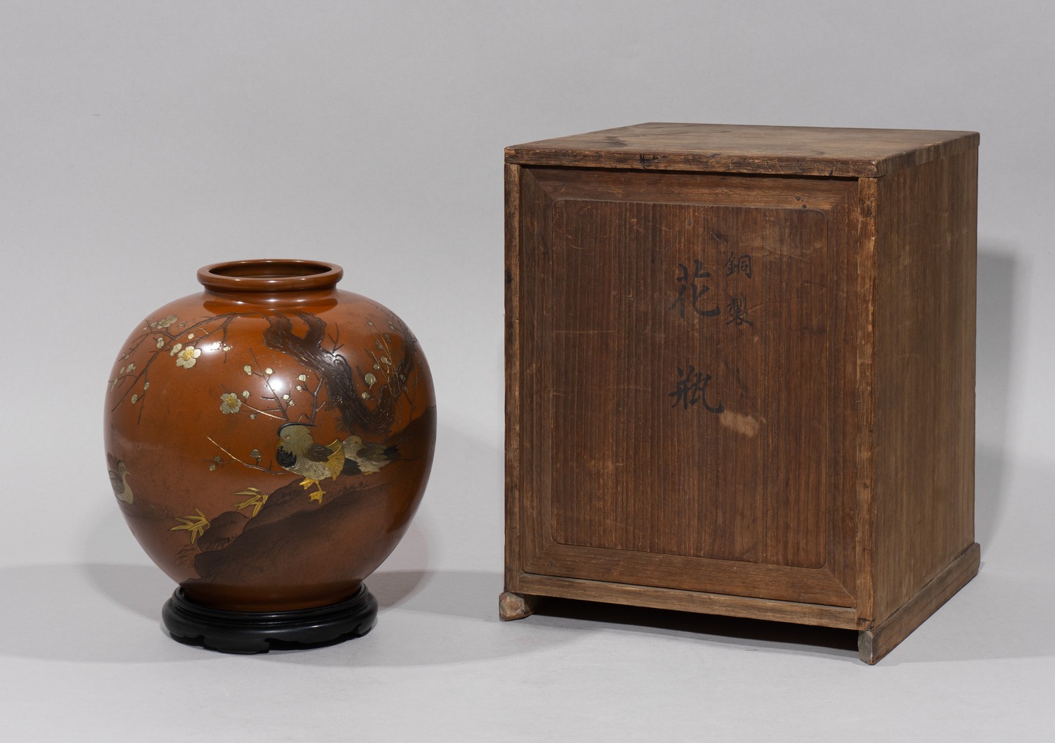 (Эпоха Мейдзи) Ваза с изображением ветви цветущей сливы и уток-мандаринок. <br>Япония, мастер – Ги Сэй, Эпоха Мейдзи, 1868–1912 годы.