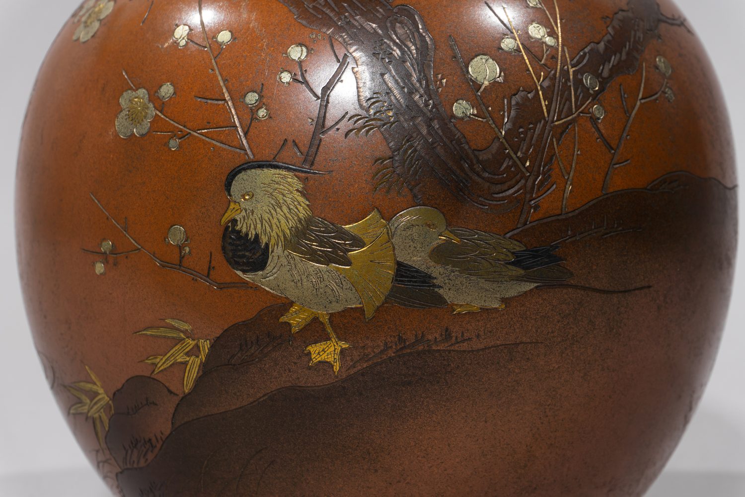 (Эпоха Мейдзи) Ваза с изображением ветви цветущей сливы и уток-мандаринок. <br>Япония, мастер – Ги Сэй, Эпоха Мейдзи, 1868–1912 годы.