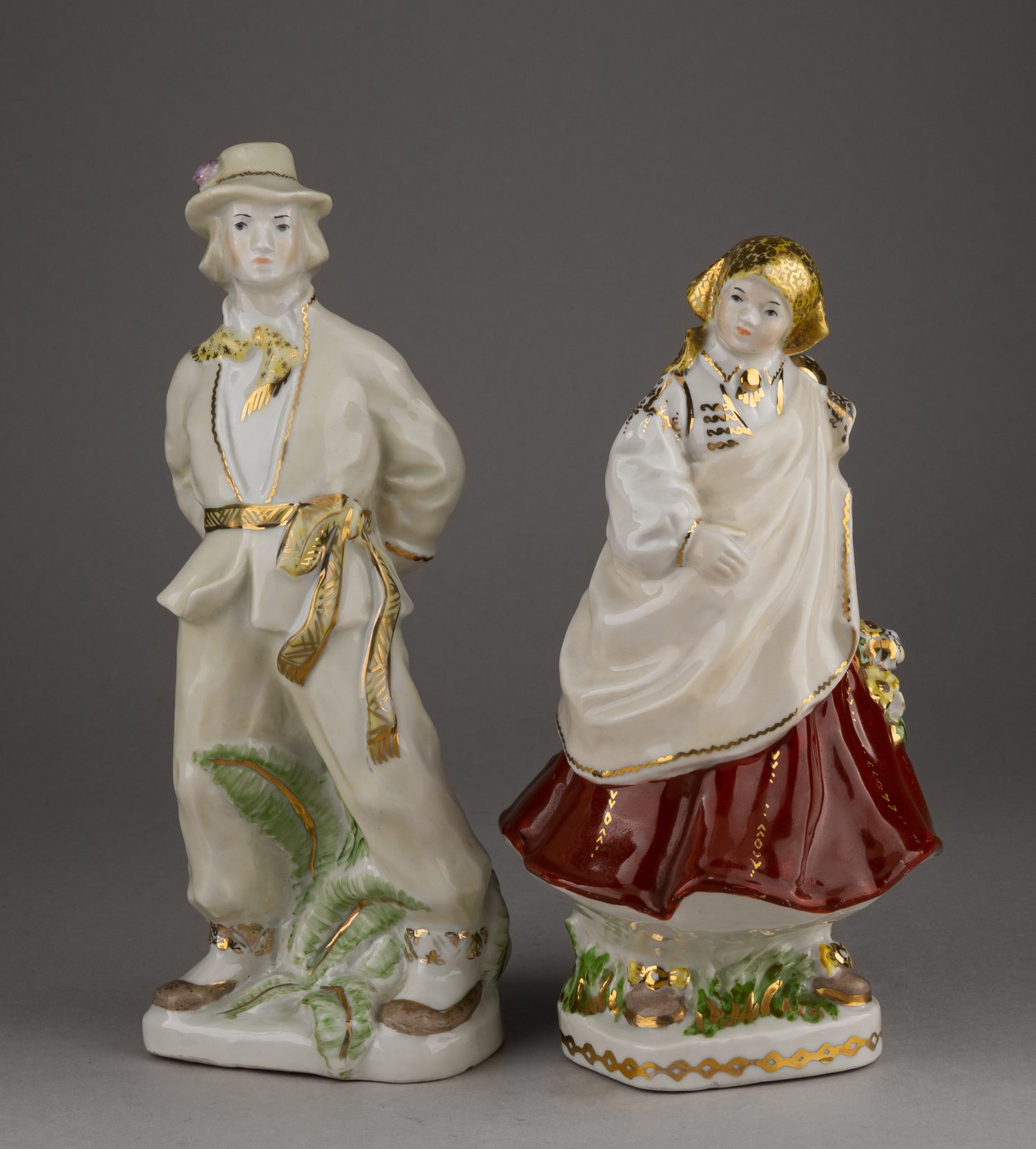 Парные скульптуры «Юноша и девушка» в национальных костюмах. СССР, Рига, автор модели Алдона Эльфрида Поле-Аболиня, 1950-е – 1960-е.