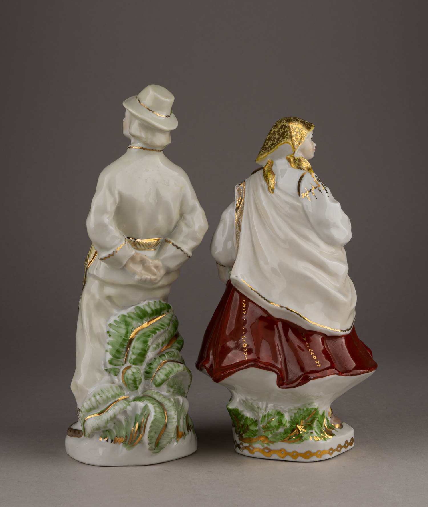 Парные скульптуры «Юноша и девушка» в национальных костюмах. СССР, Рига, автор модели Алдона Эльфрида Поле-Аболиня, 1950-е – 1960-е.