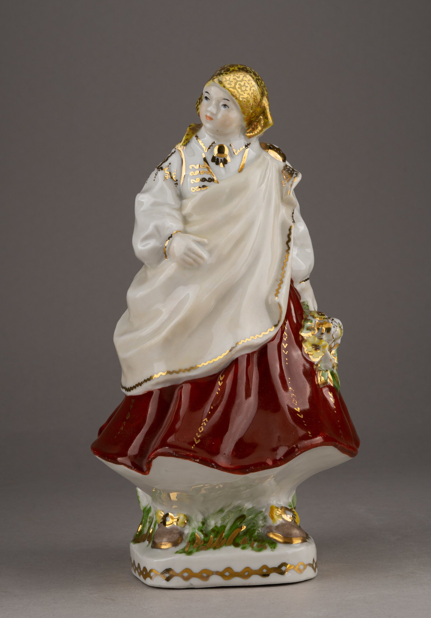 Парные скульптуры «Юноша и девушка» в национальных костюмах. СССР, Рига, автор модели Алдона Эльфрида Поле-Аболиня, 1950-е – 1960-е.