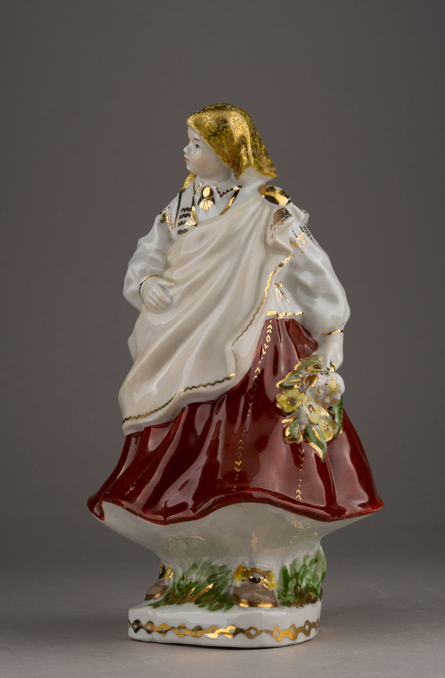 Парные скульптуры «Юноша и девушка» в национальных костюмах. СССР, Рига, автор модели Алдона Эльфрида Поле-Аболиня, 1950-е – 1960-е.