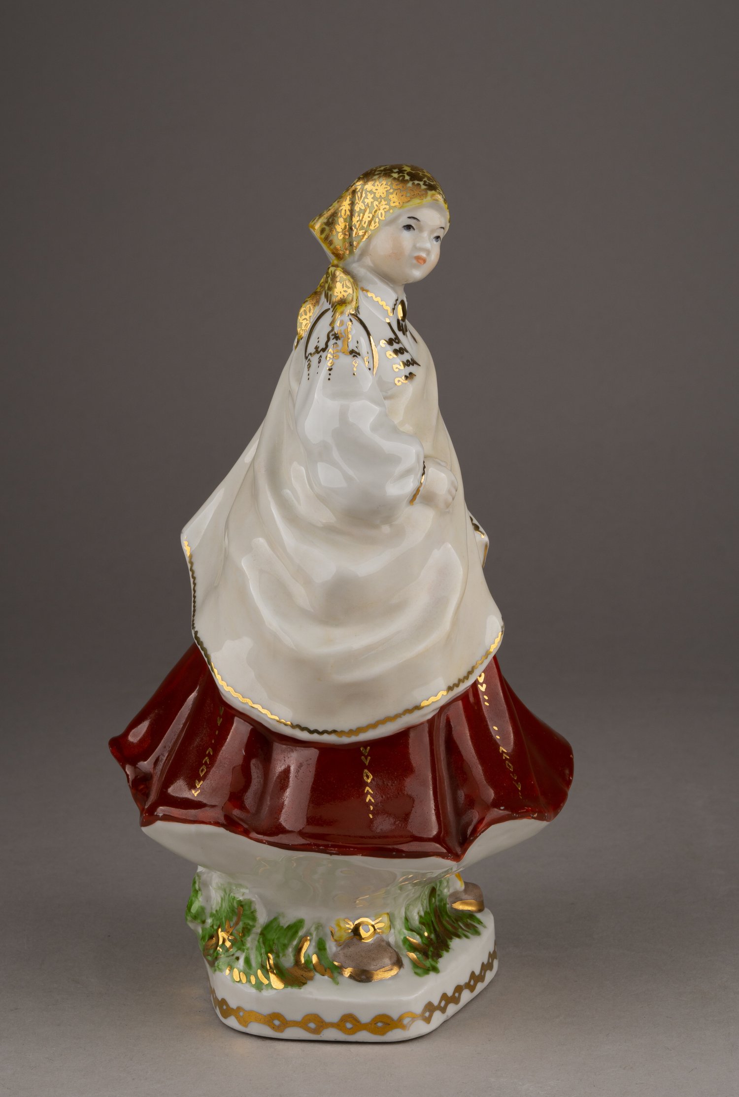 Парные скульптуры «Юноша и девушка» в национальных костюмах. СССР, Рига, автор модели Алдона Эльфрида Поле-Аболиня, 1950-е – 1960-е.