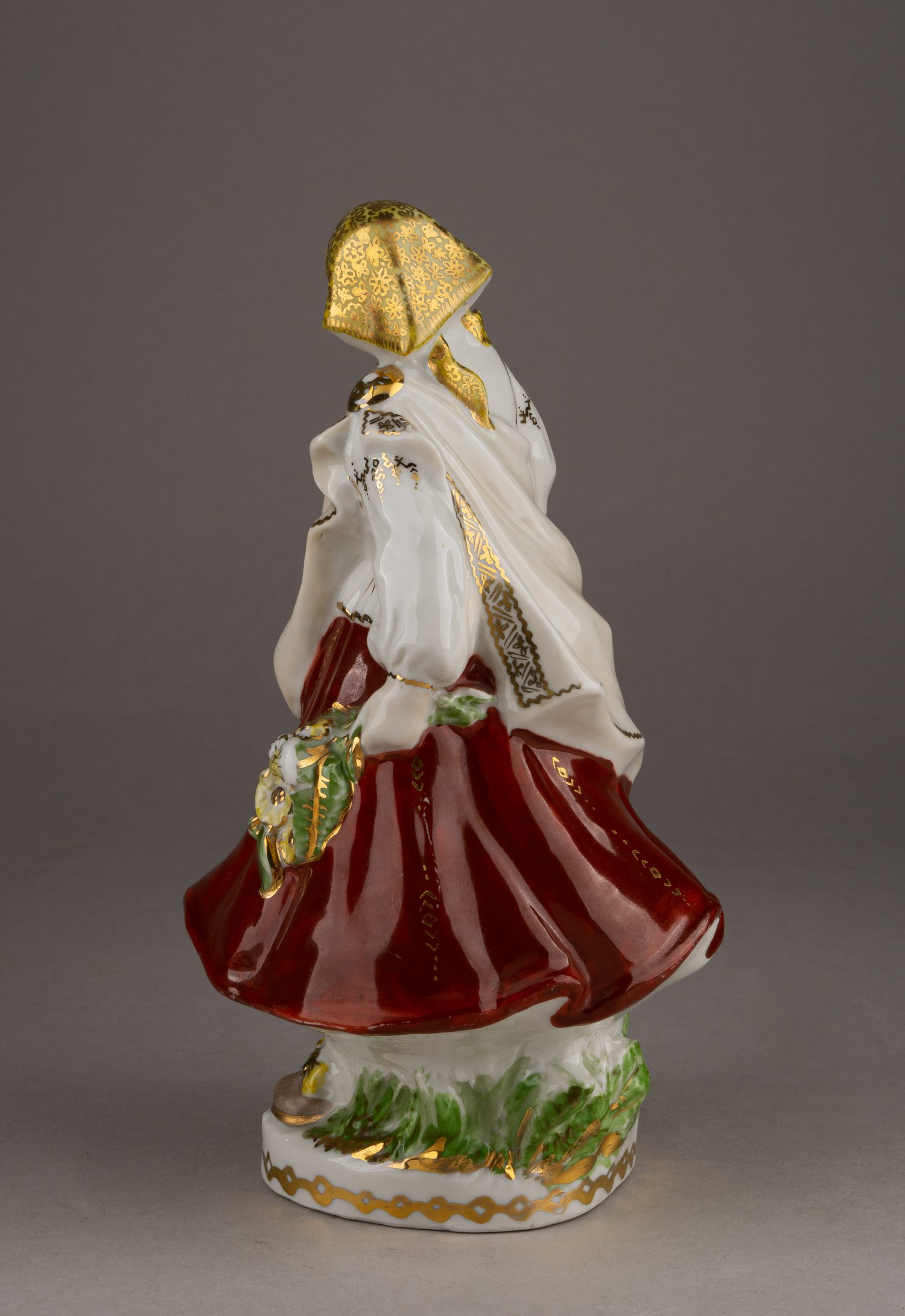 Парные скульптуры «Юноша и девушка» в национальных костюмах. СССР, Рига, автор модели Алдона Эльфрида Поле-Аболиня, 1950-е – 1960-е.