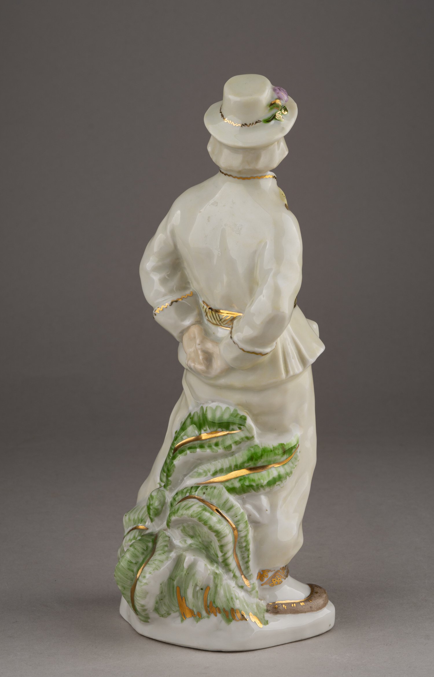 Парные скульптуры «Юноша и девушка» в национальных костюмах. СССР, Рига, автор модели Алдона Эльфрида Поле-Аболиня, 1950-е – 1960-е.